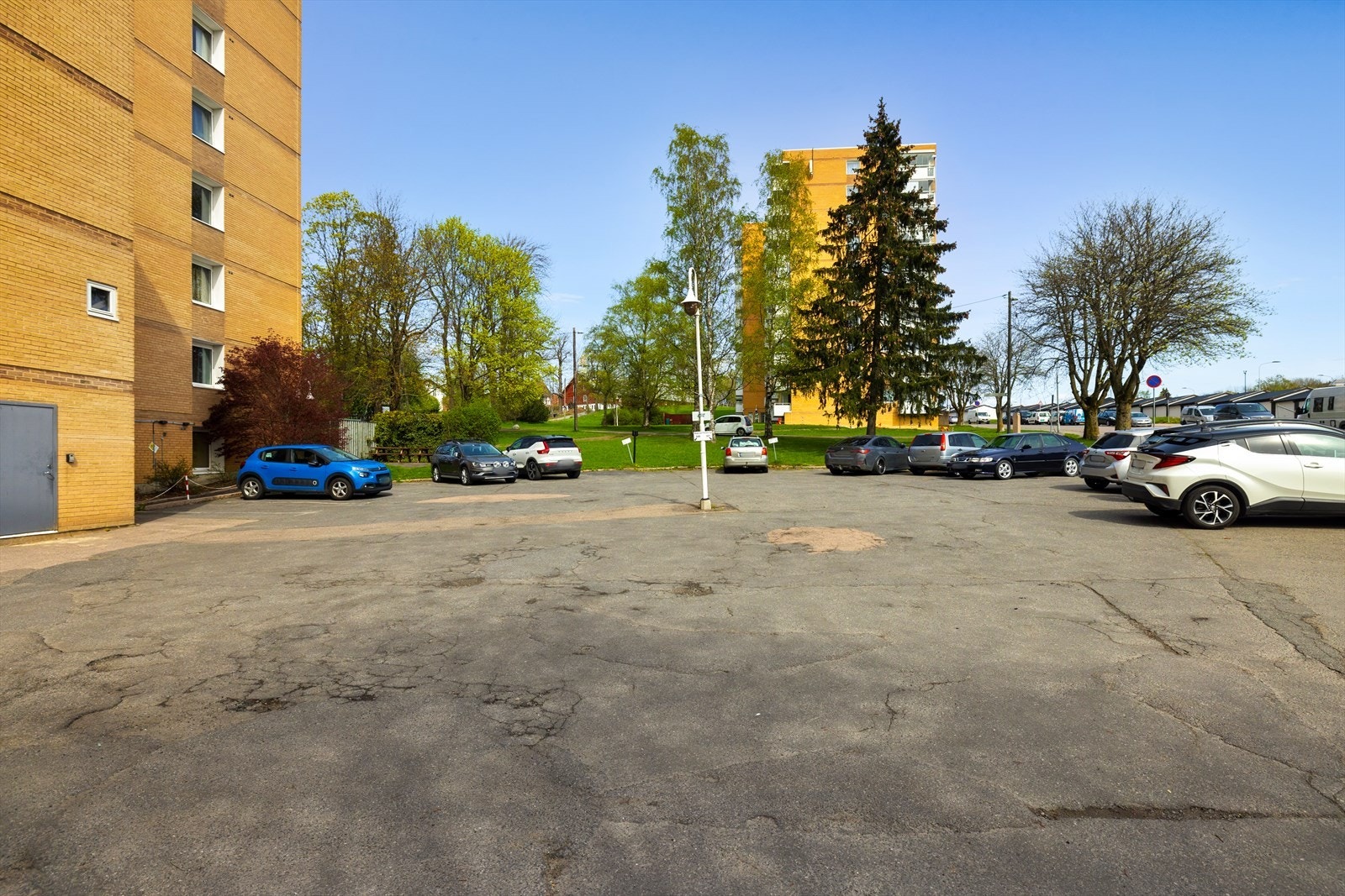 Borettslaget har parkeringsplasser som leies ut etter gjeldende ventelister. Galleribilde