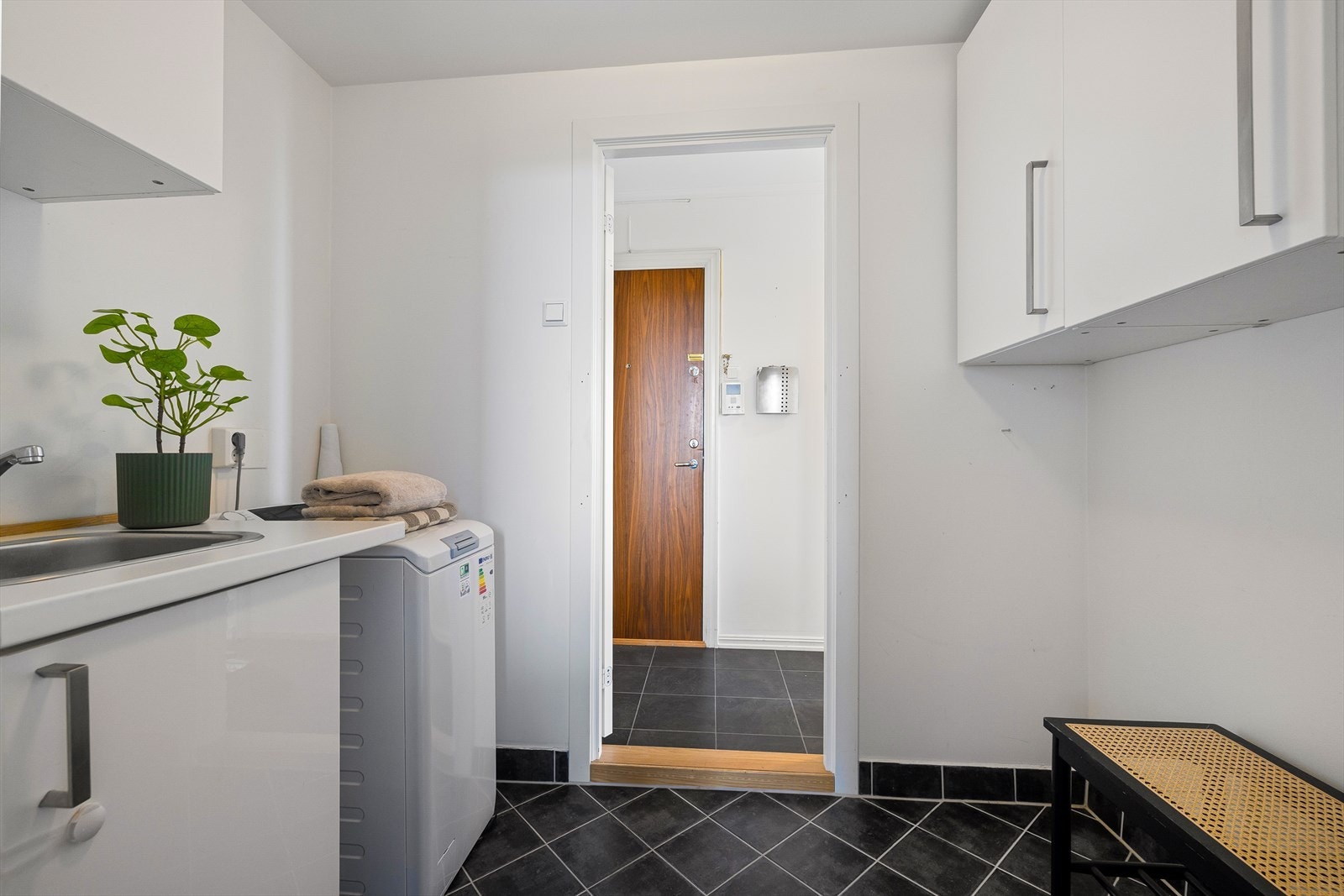 Det er adkomst til vaskerommet fra gangen og kjøkkenet. Galleribilde