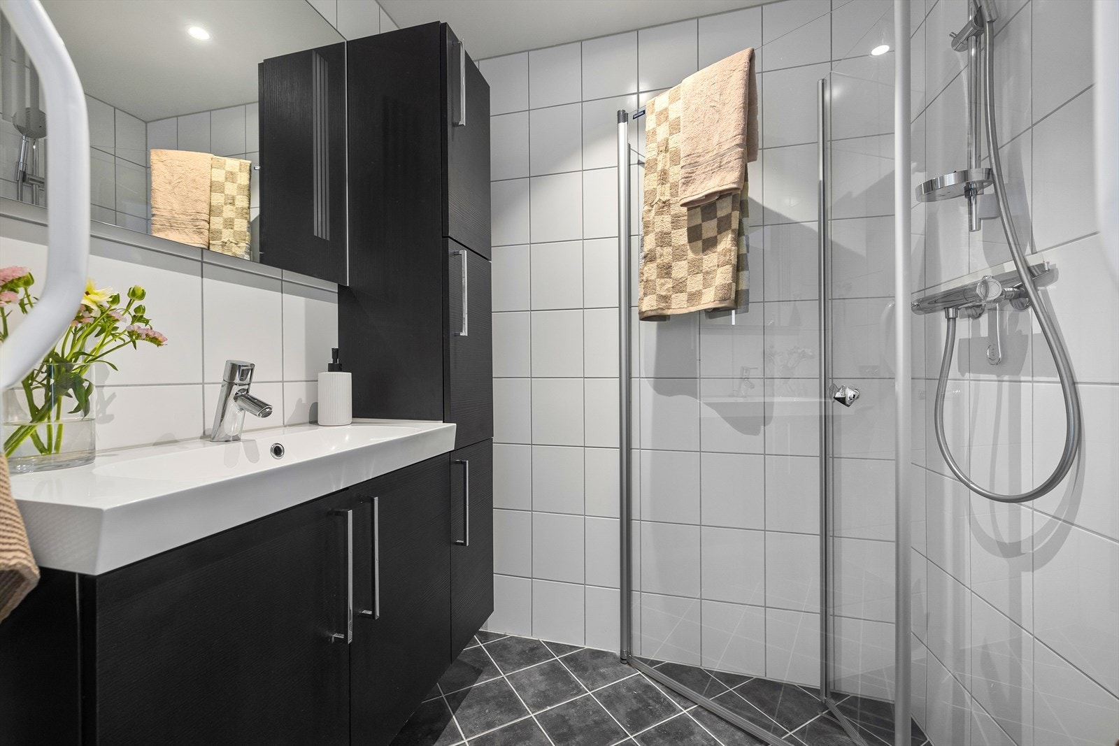 Pent, stilrent bad pusset opp i regi av borettslaget i 2016. Badet har tidløse farge- og materialvalg med fliser, gulvvarme og downlights i himling. Galleribilde