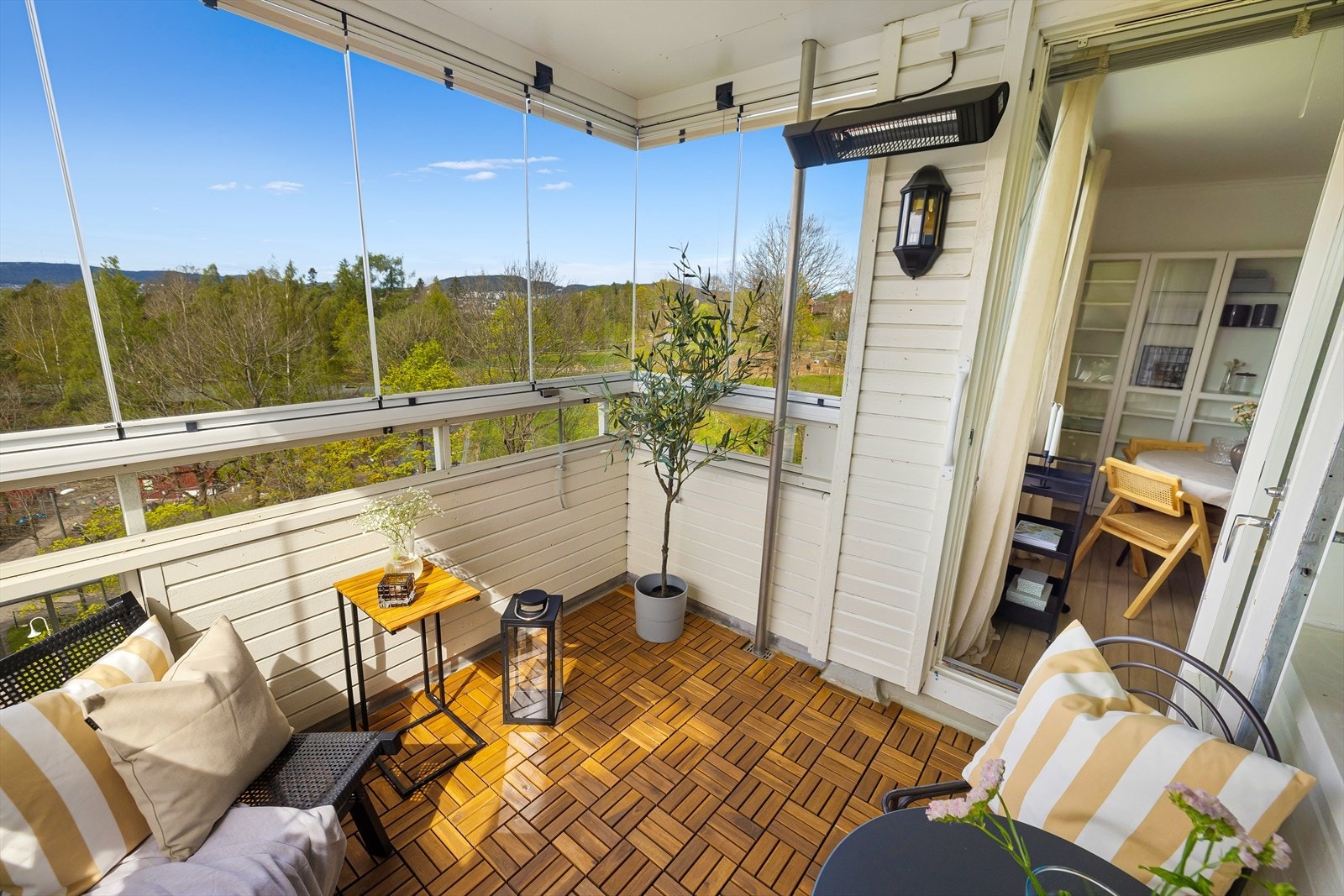 Det er fine solforhold og her kan man sitte og nyte solnedgangen med utsikt mot blant annet Oslofjorden, Holmenkollen og sentrum. Galleribilde