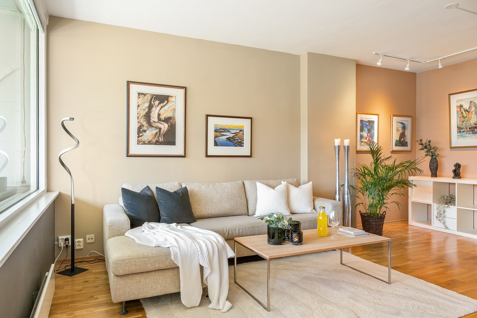 Vegger er malt i lyse og tidsriktige fargevalg. Galleribilde