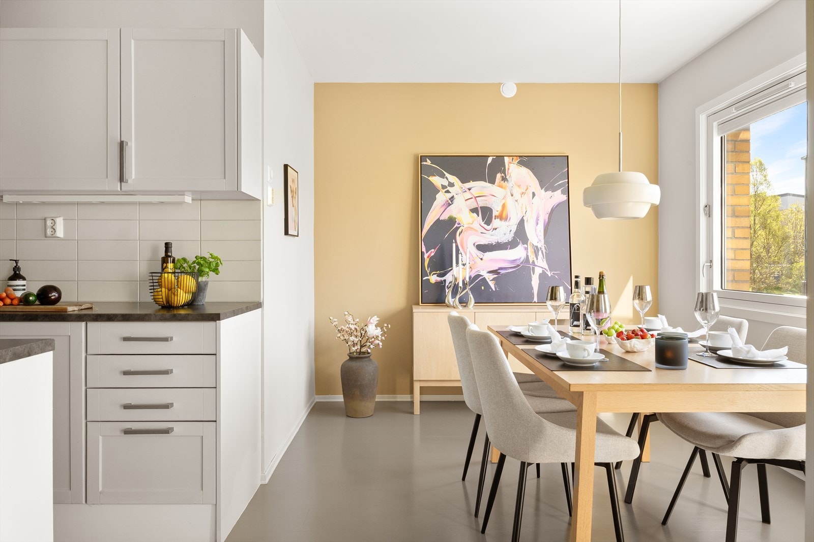 Kjøkken har innredning med gråmalte profilerte fronter og benkeplate i laminat. Galleribilde