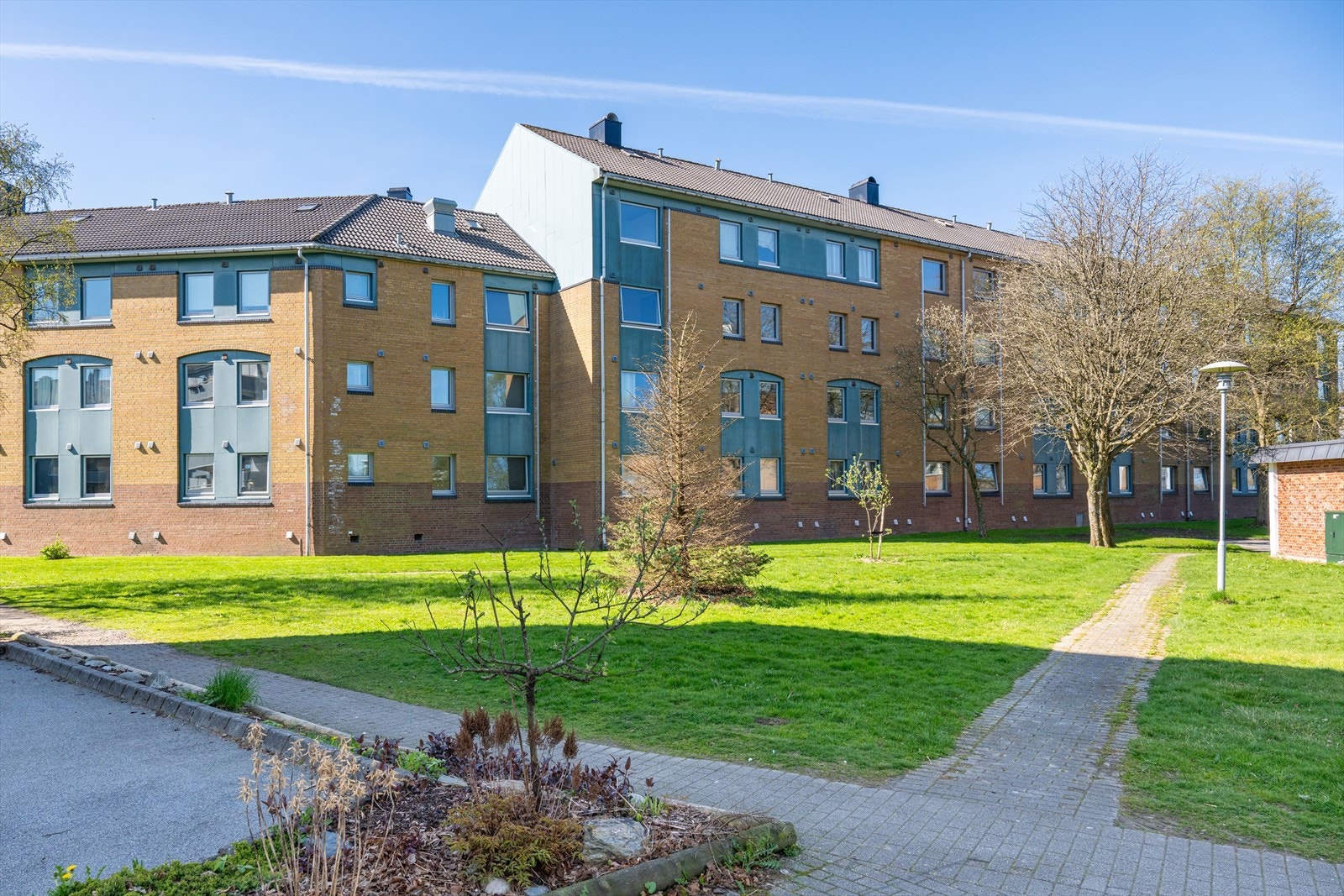 Det er også gangavstand til barnehage, lekeplass, butikk, skoler, idrettsanlegg, buss og Gamlingen. Galleribilde
