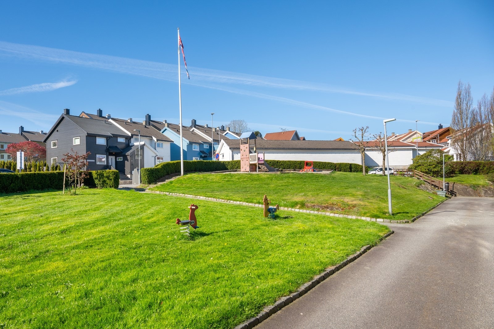 Nærmiljøet byr på grøntområder, flere lekeplasser og pene friområder. Galleribilde