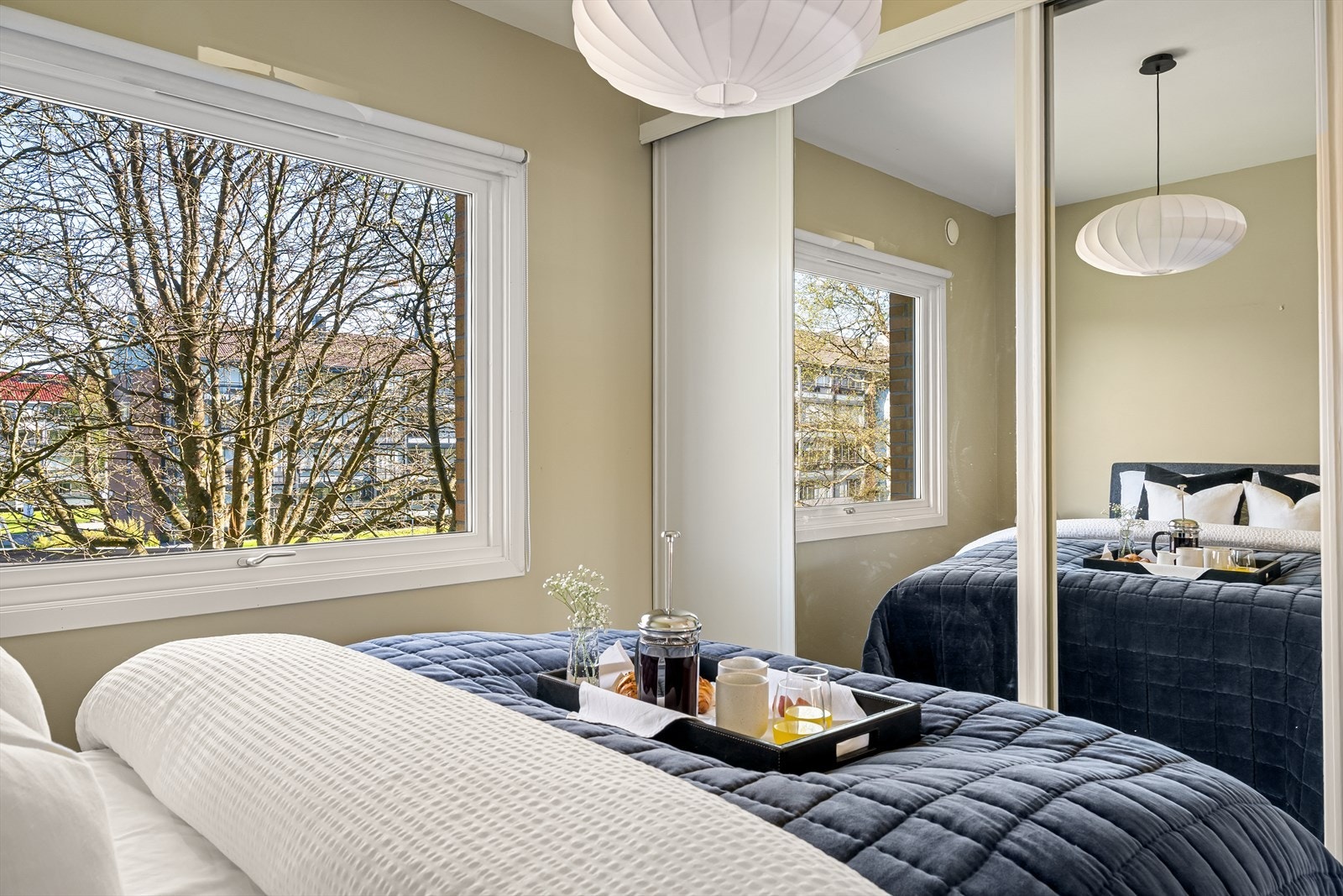 Stor skyvedørsgarderobe på hovedsoverommet. Galleribilde