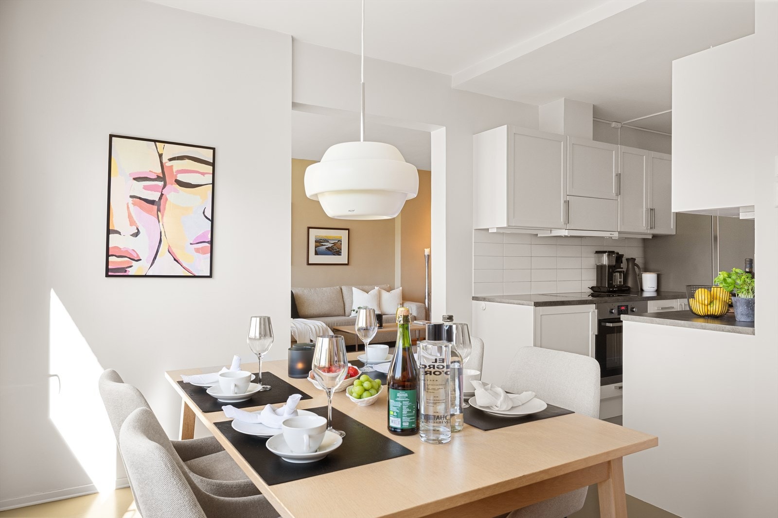 Kjøkkenet og spisestuen ligger adskilt fra stuen. Galleribilde