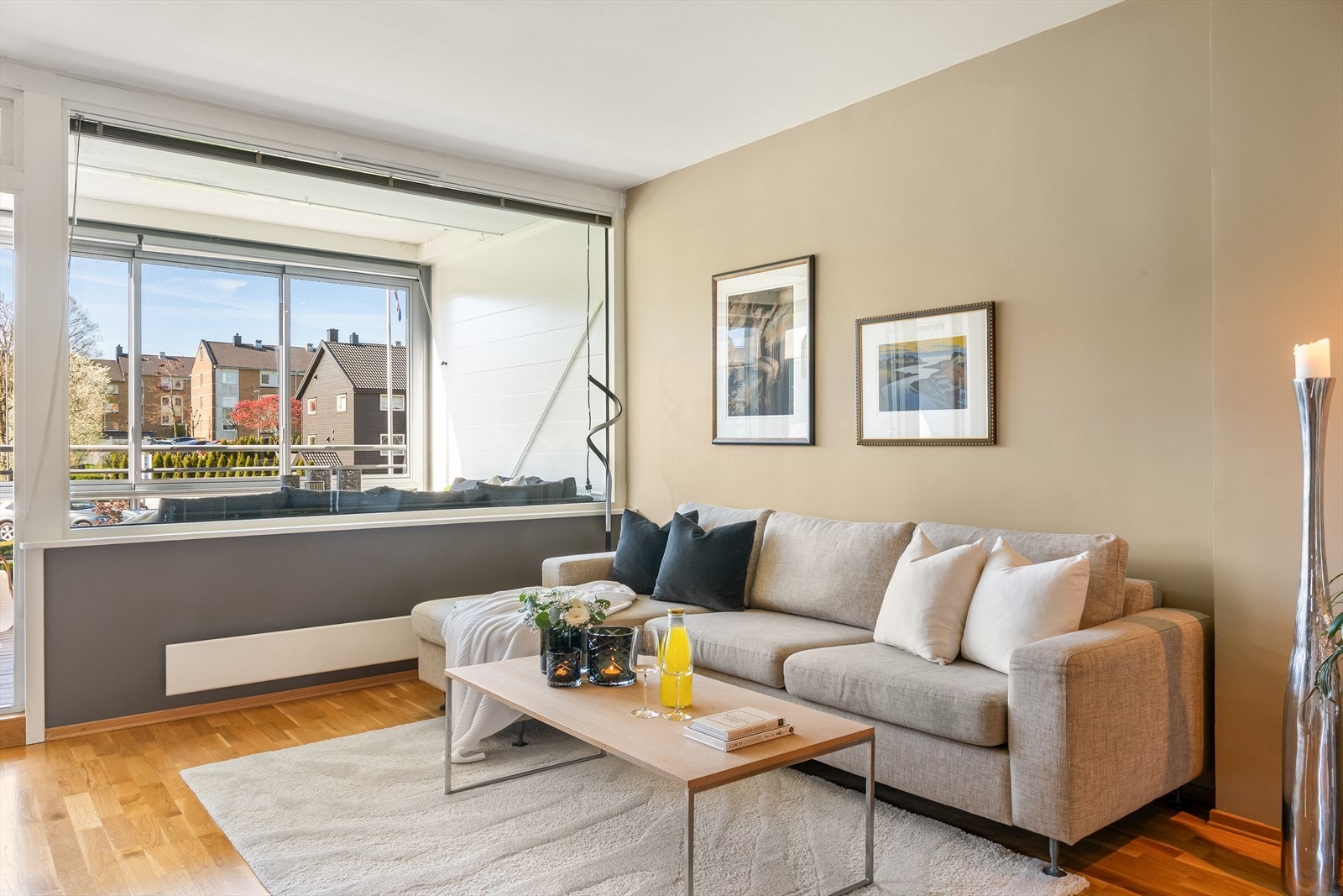 Store vindusflater som slipper inn rikelig med naturlig dagslys. Galleribilde