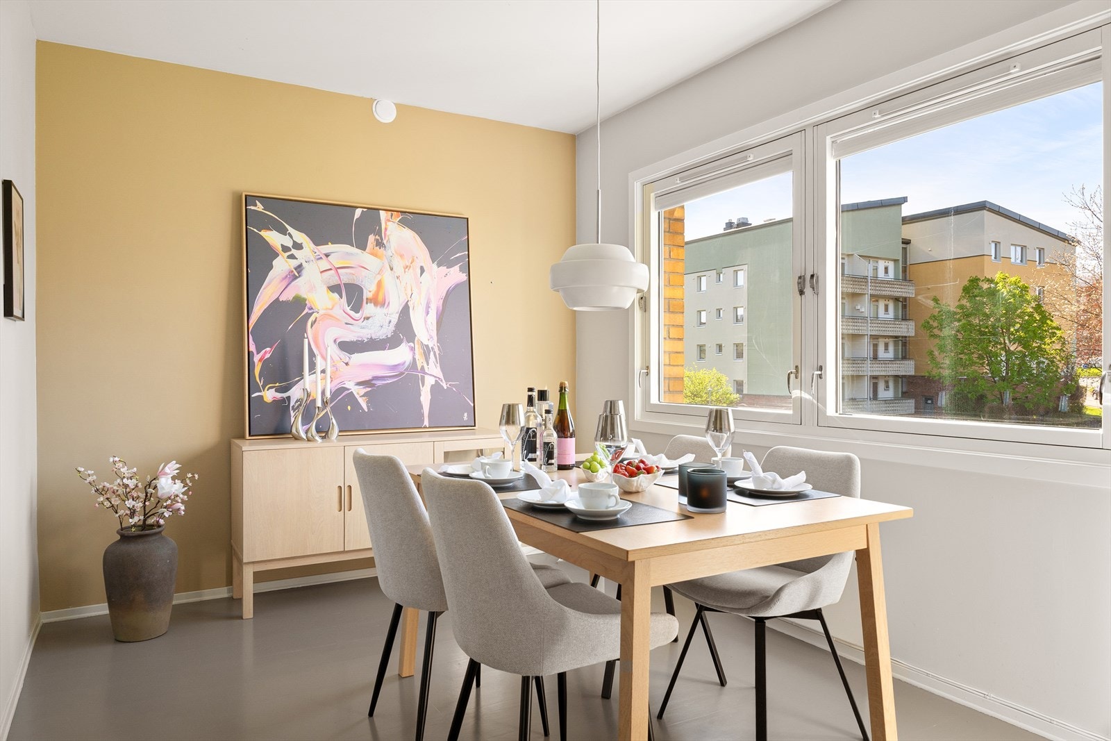 God plass til stort spisebord i tilknytning til kjøkkenet. Galleribilde