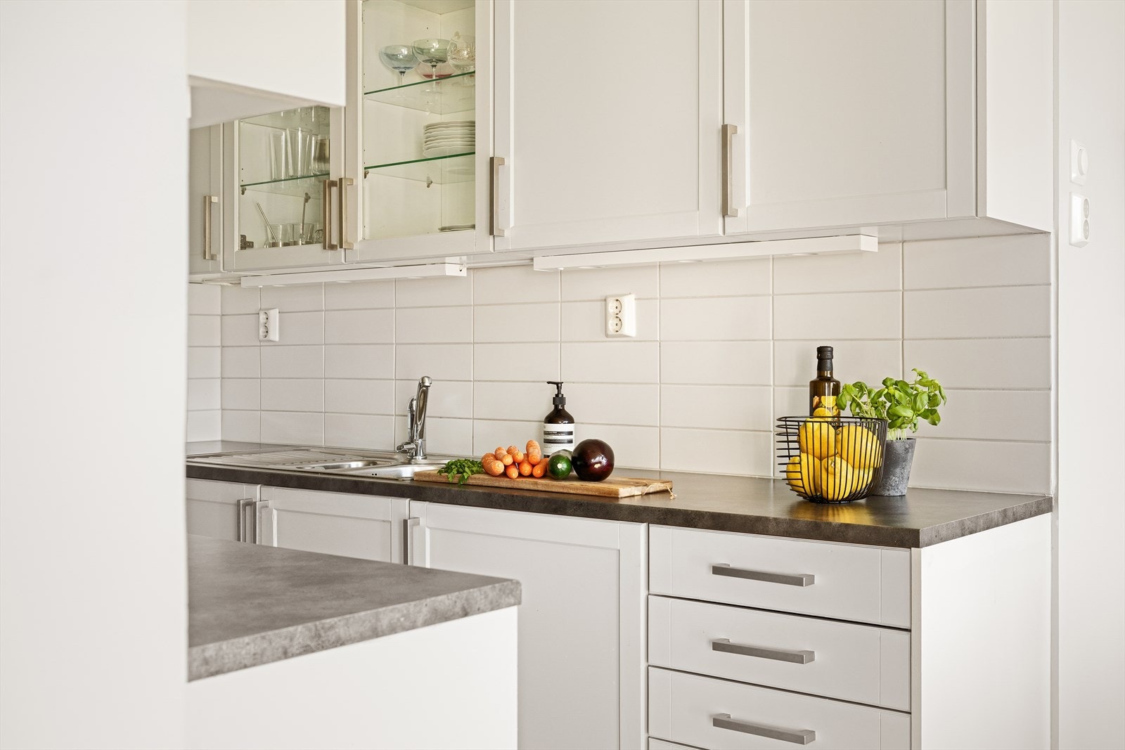 Det ble skiftet benkeplate, kjøkkenkum og rør på kjøkken i 2011 Galleribilde