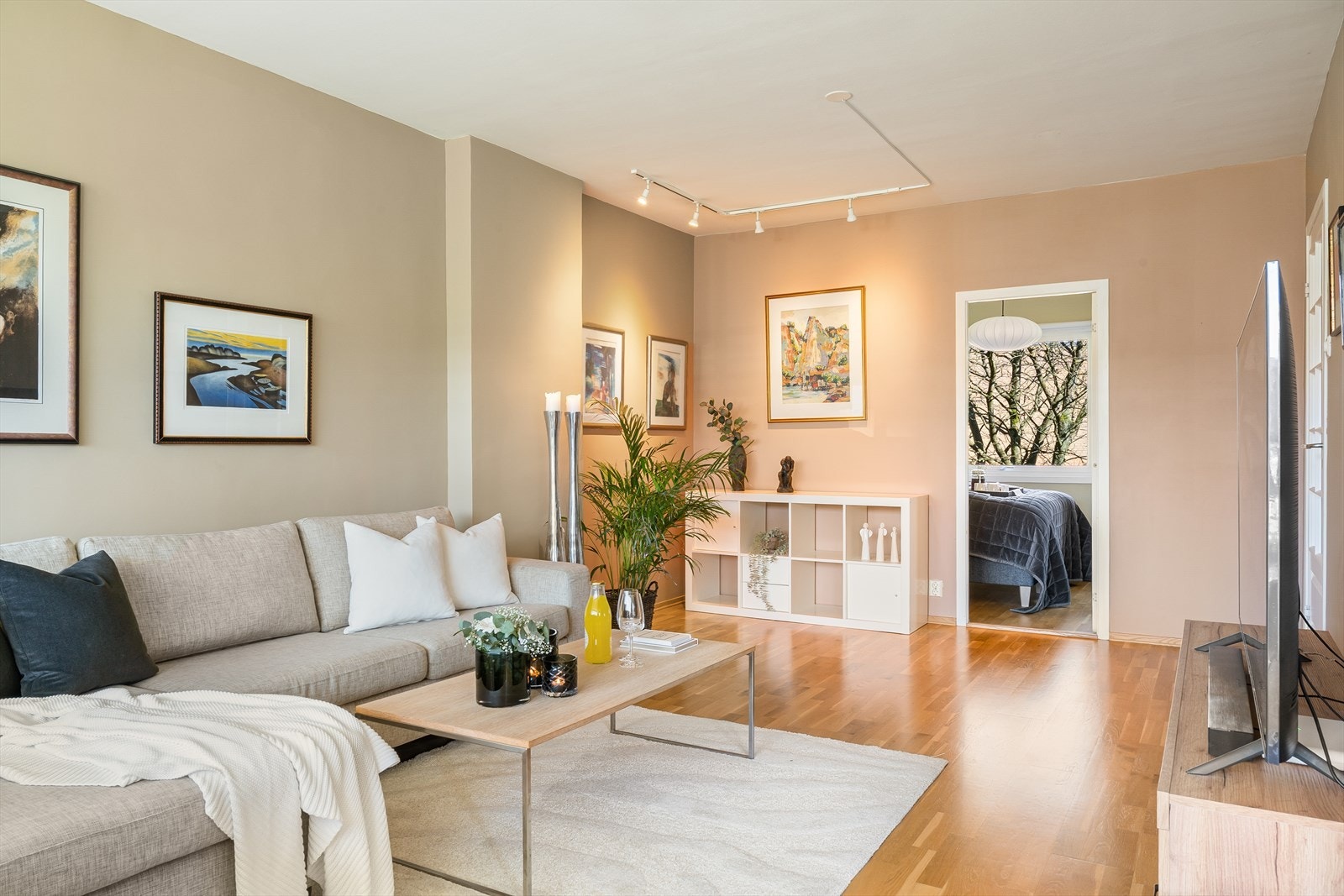 Stuen er romslig og har plass til ønsket sofagruppe og tilhørende møblement, samt annet ønsket møblement. Galleribilde