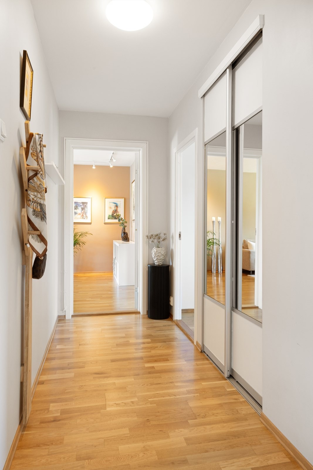 Den innbydende entréen har god plass til å henge fra seg yttertøy i skyvedørsgarderobe. Galleribilde