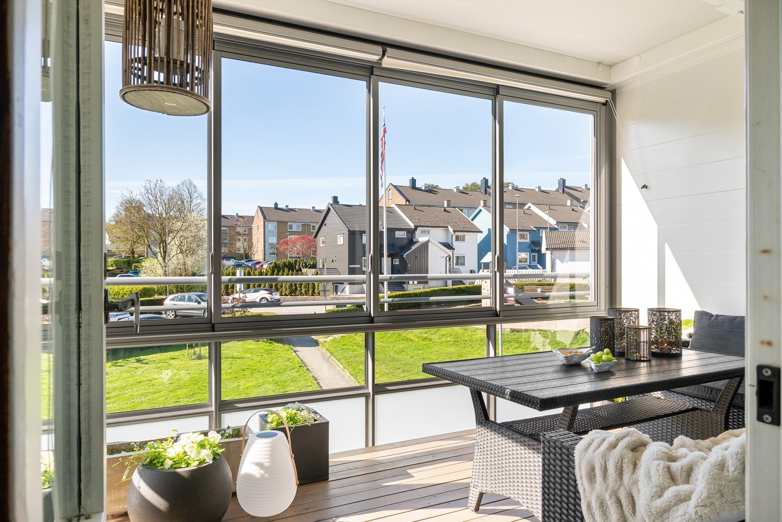 Den innglassede balkongen fungerer som en naturlig forlengelse av stuen. Galleribilde