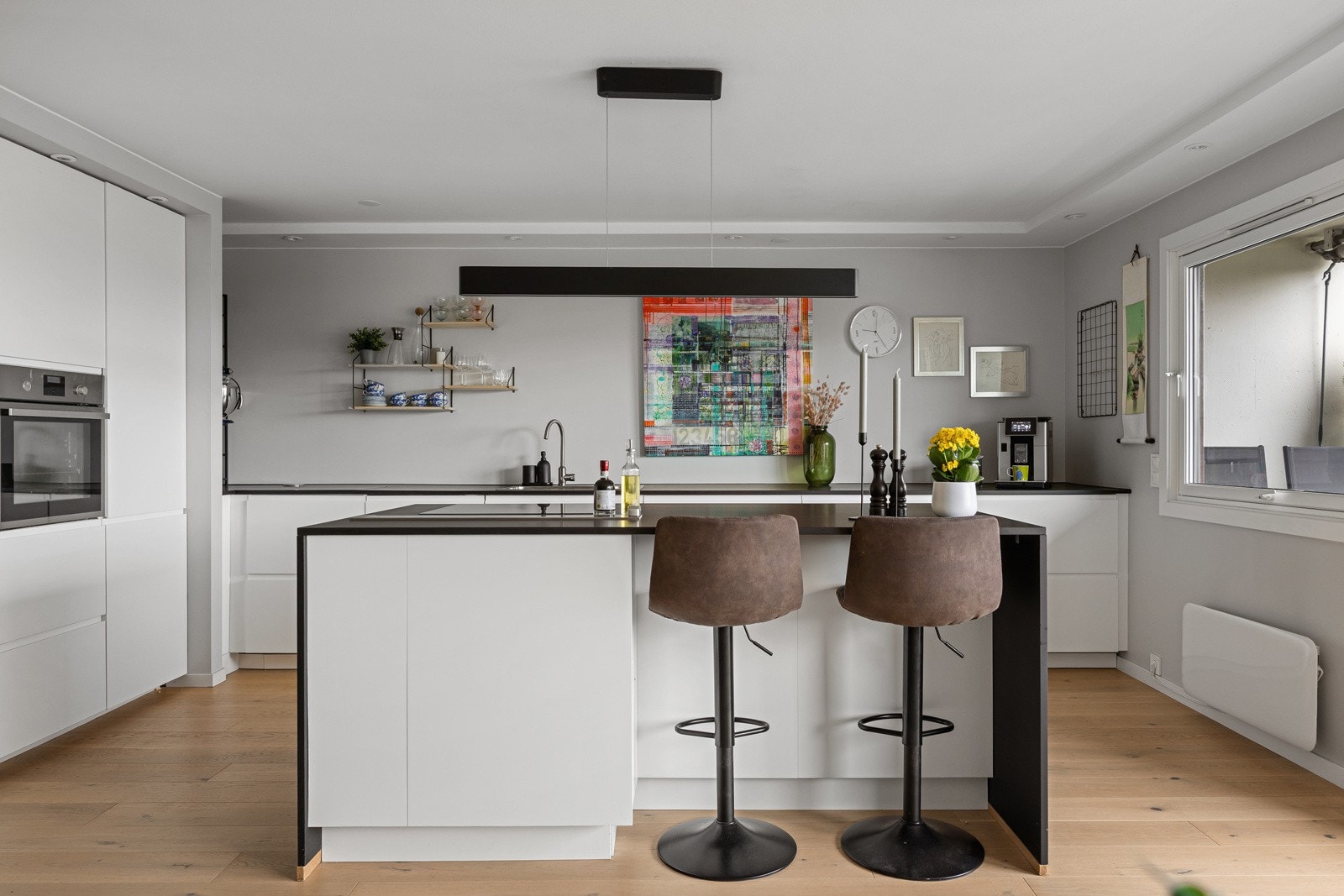 Kjøkkenet ble oppgradert i 2017 og fremstår moderne og stilrent. Galleribilde