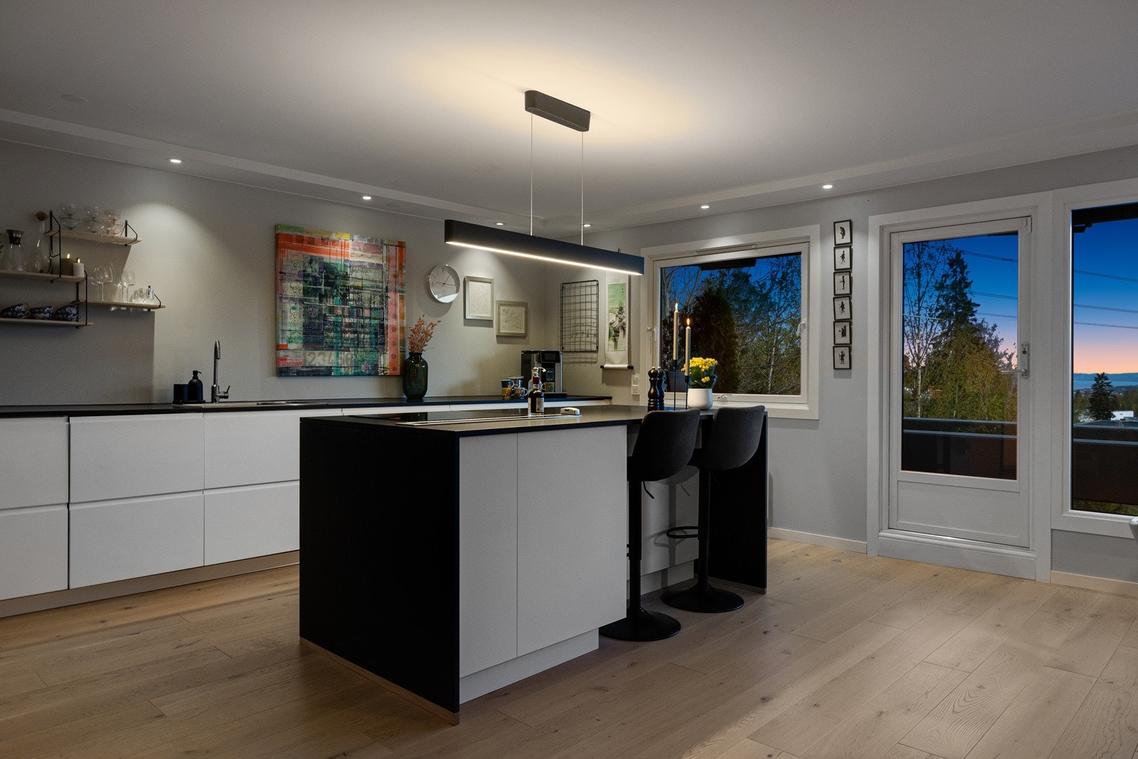 Innredningen består av glatte fronter og laminat benkeplate, samt en praktisk kjøkkenøy som gir både ekstra arbeidsplass og sitteplass. Galleribilde