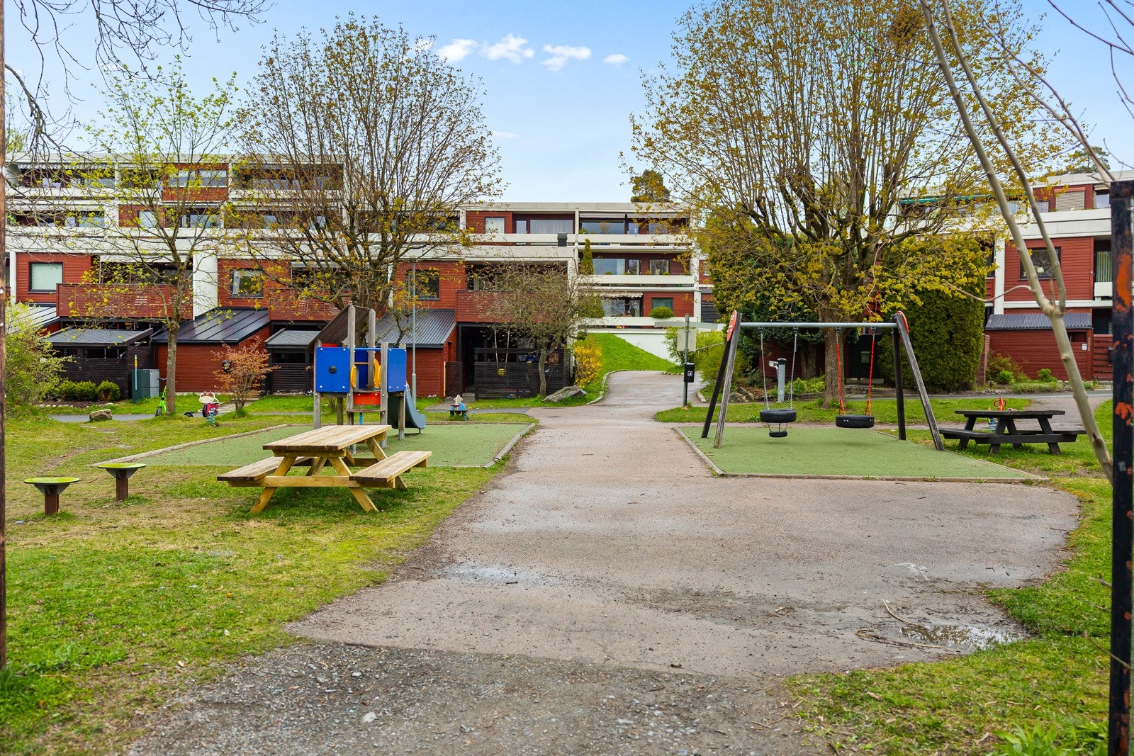 Området er rolig, veletablert og svært barnevennlig, med trygge, bilfrie internveier, grønne fellesområder og flere lekeplasser. Galleribilde