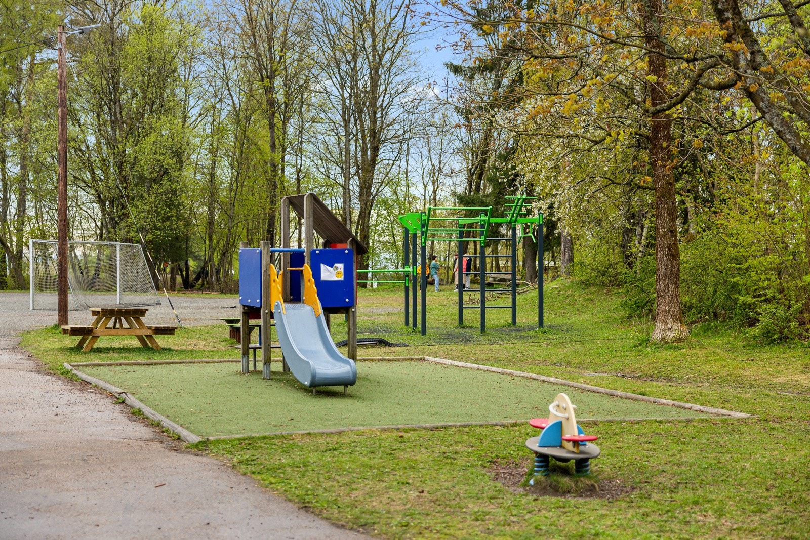 Pent opparbeidet tomt som preges av grøntarealer og asfalterte gangveier. Galleribilde