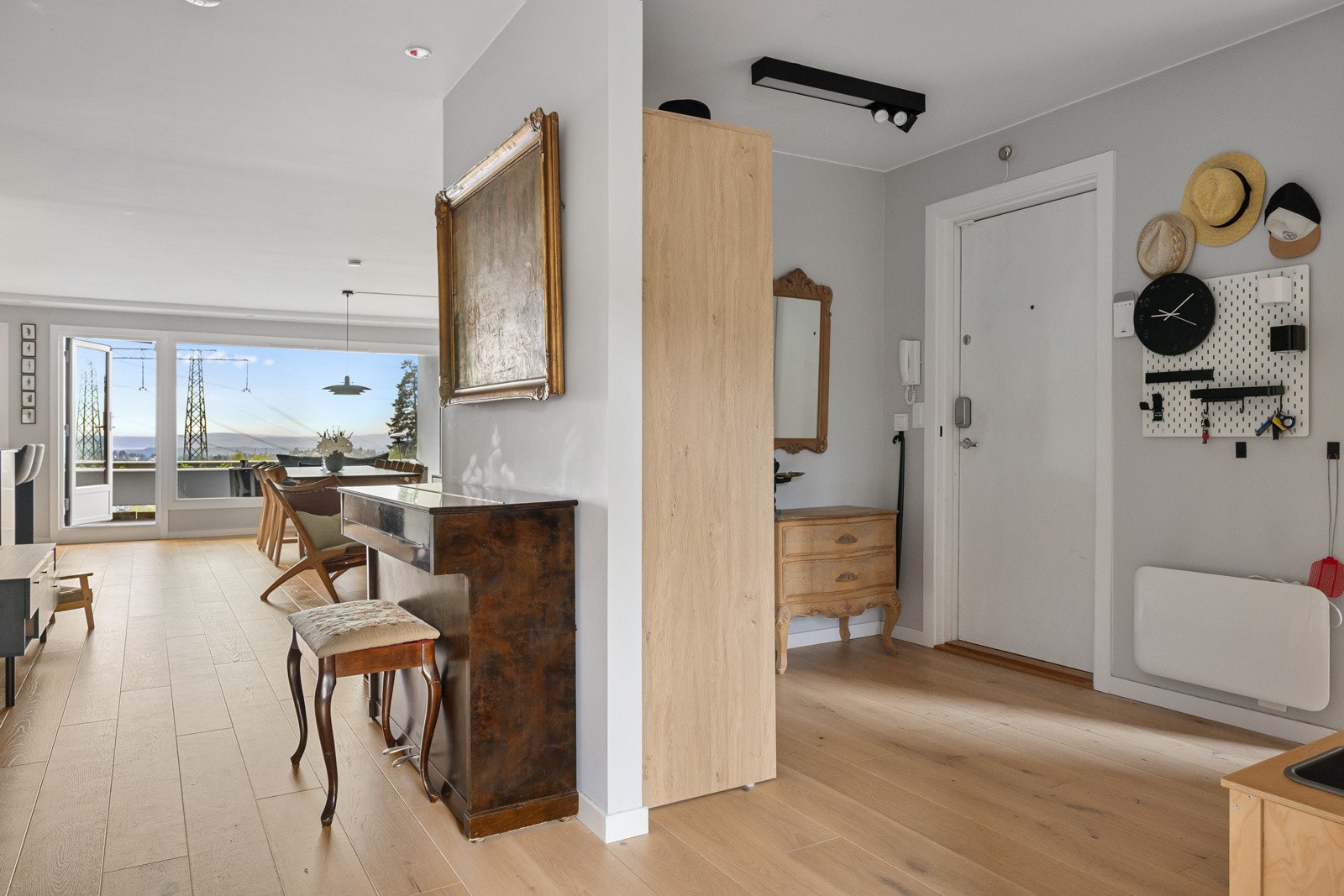 Det er plass til garderobeløsning eller kommode etter behov. Galleribilde