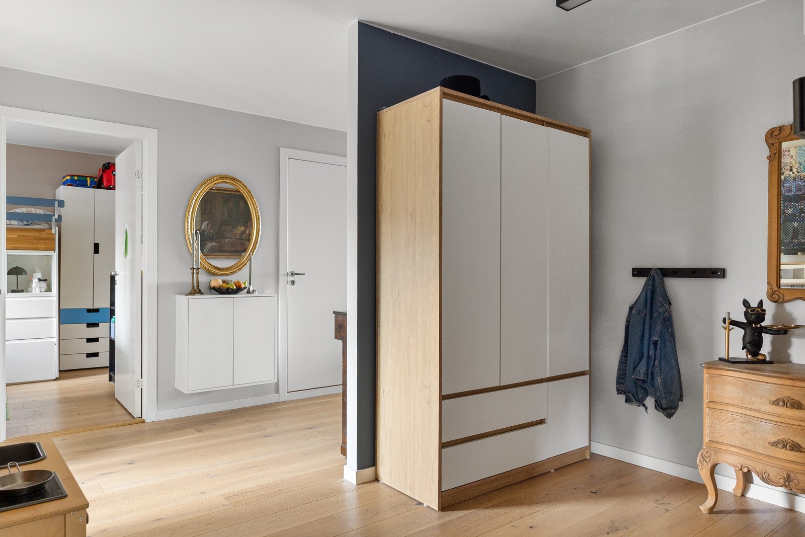 Lys og innbydende entré med god plass til å henge fra seg yttertøy og sette fra seg sko. Galleribilde