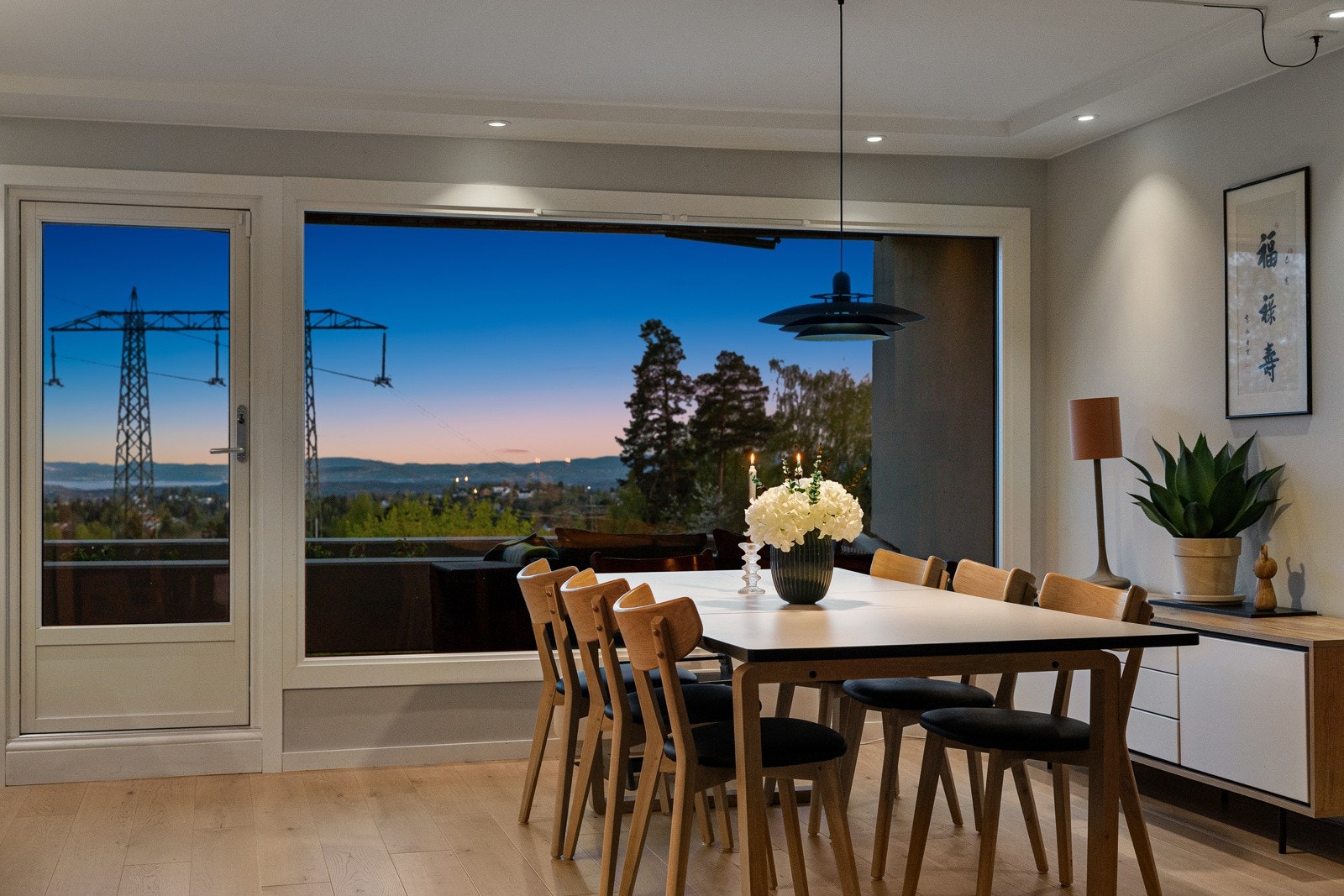 Utgang til balkong fra stuen på ca. 10 m² gir en fin forlengelse av oppholdsrommet, perfekt for varme sommerdager. Galleribilde