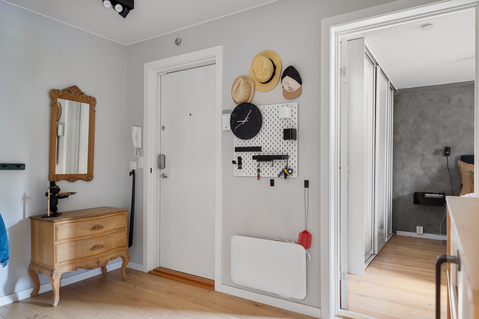 Entréen gir et godt førsteinntrykk og har en praktisk plassering med tilgang til resten av boligen. Galleribilde