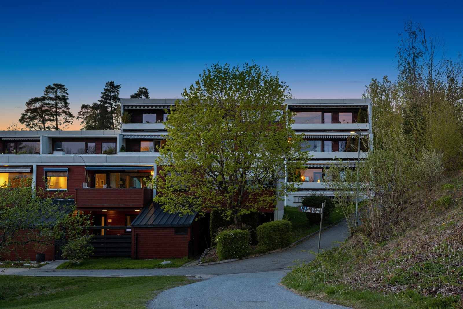 Leiligheten disponerer to boder: én innvendig på ca. 1 m² med adkomst fra balkong, samt én kjellerbod på ca. 4 m². Galleribilde