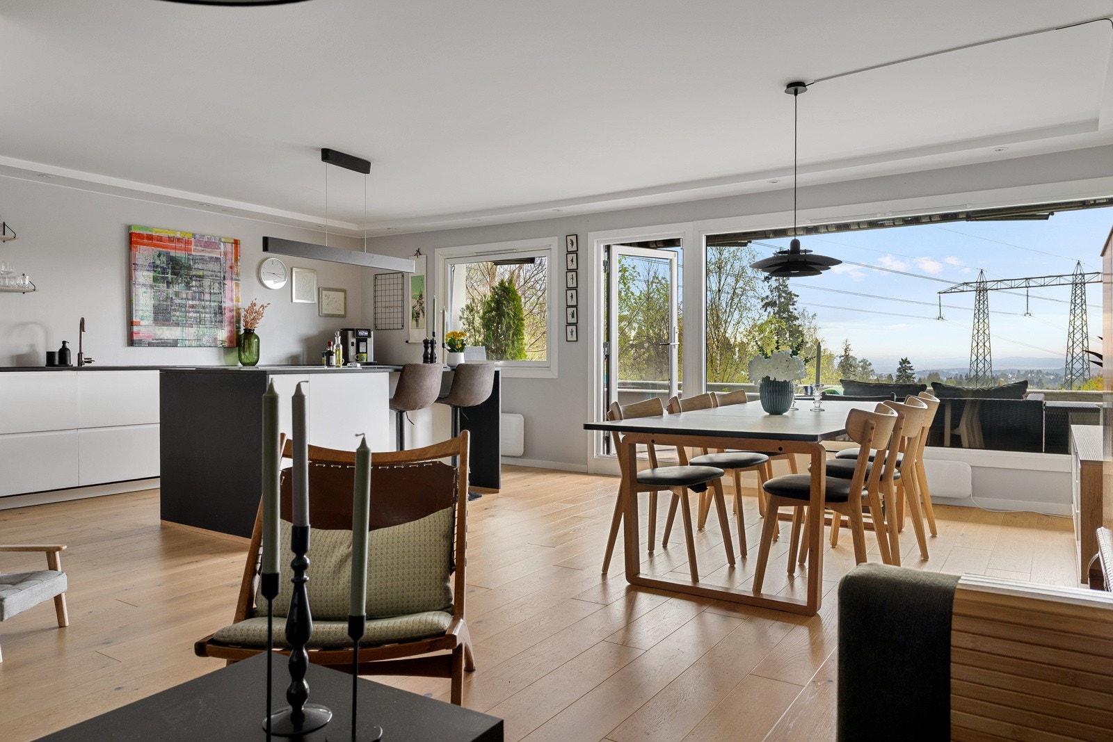 Her er det god plass til både sofagruppe og tv-møblement. Galleribilde