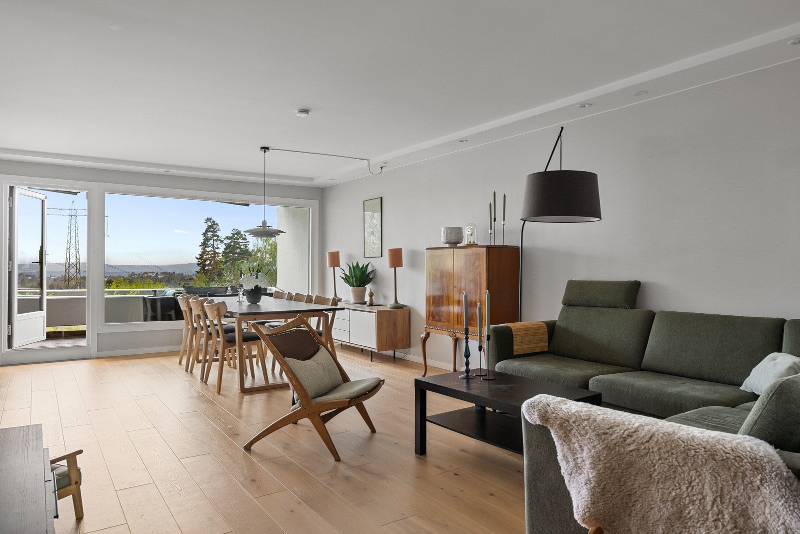 Romslig og åpen stue med god takhøyde og store vindusflater som gir rikelig med naturlig lys. Galleribilde