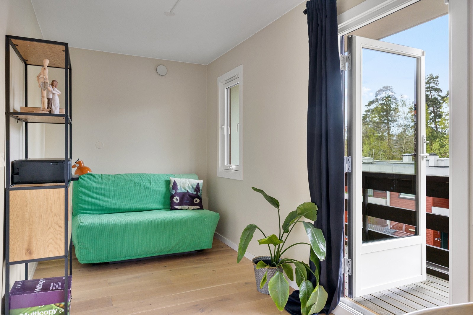 Det er direkte utgang fra det ene soverommet til en balkong på ca. 6 m² - perfekt som et privat uteområd Galleribilde