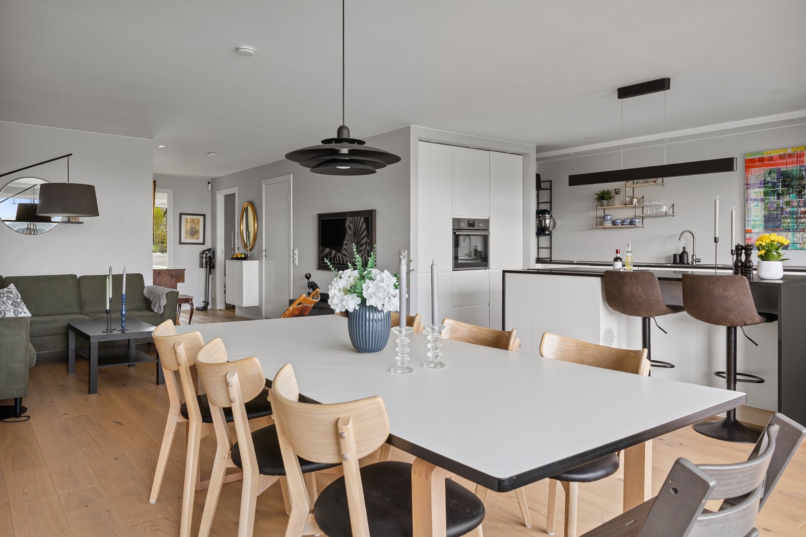 Stuen ligger i åpen løsning med kjøkkenet og skaper en sosial og romslig atmosfære. Galleribilde