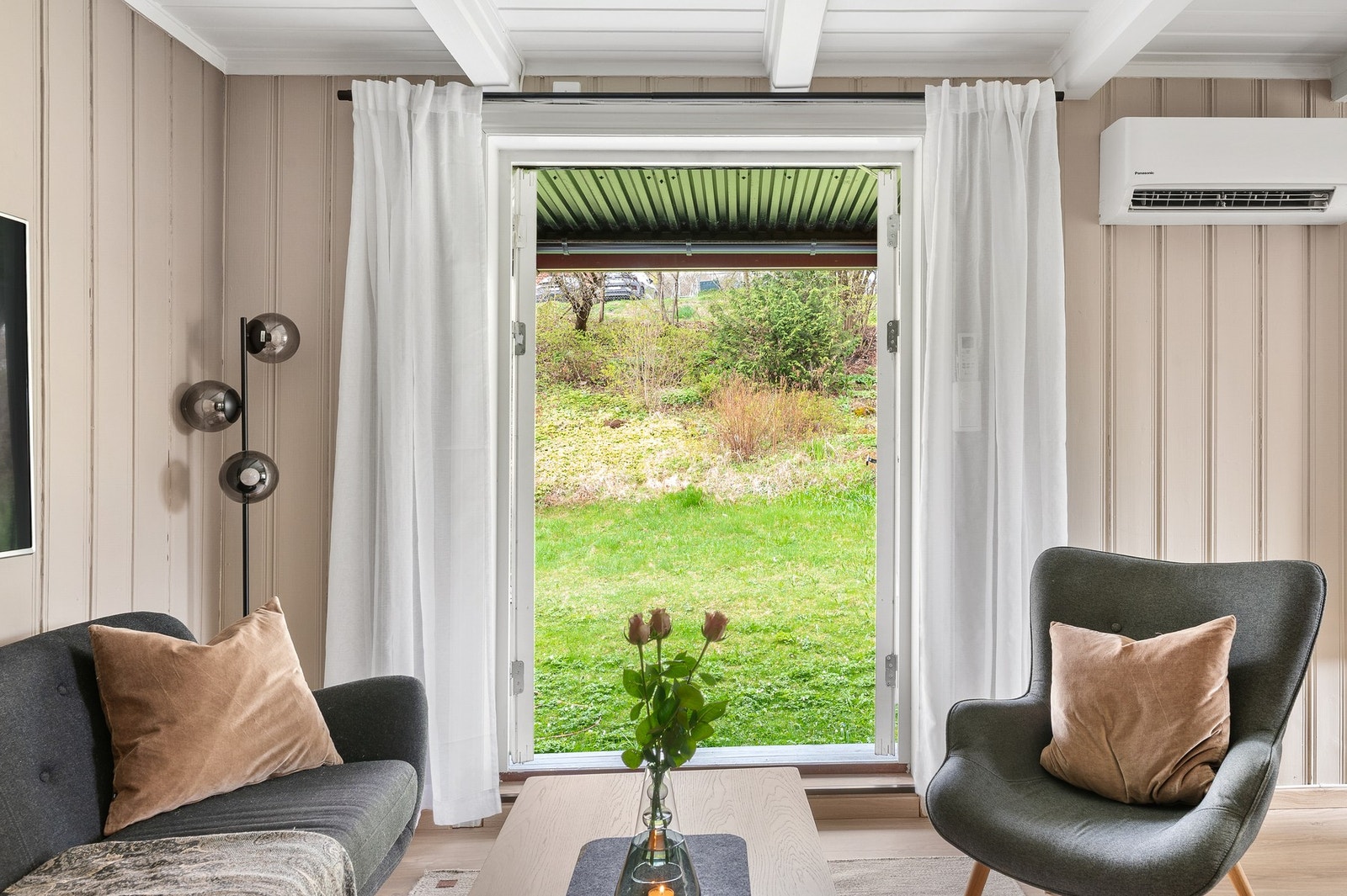 Utgang fra stue til vestvendt platting. Galleribilde