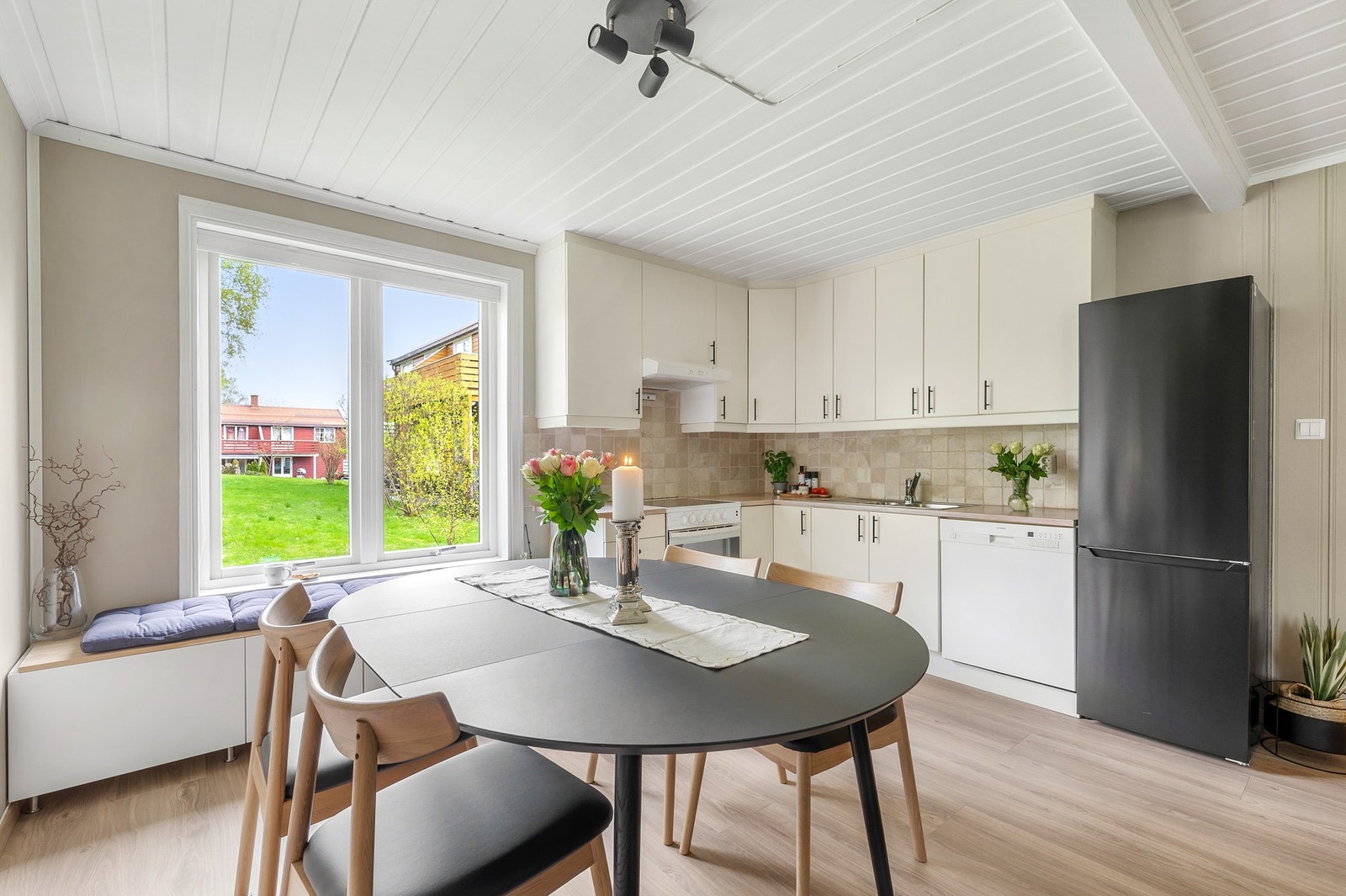 Leiligheten har en lys og moderne løsning med åpen stue- og kjøkkenflate, som gir en romslig og sosial atmosfære. Galleribilde