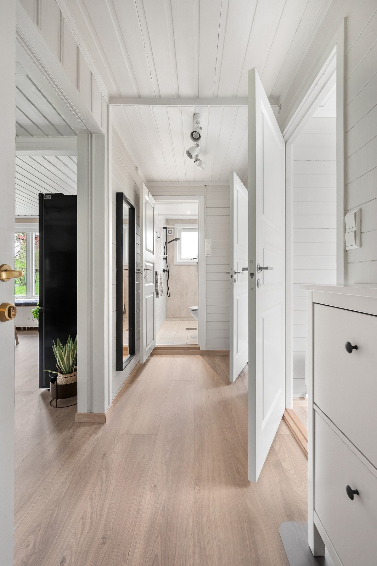 Leiligheten varmes opp med en moderne luft-til-luft varmepumpe installert i 2023. Galleribilde