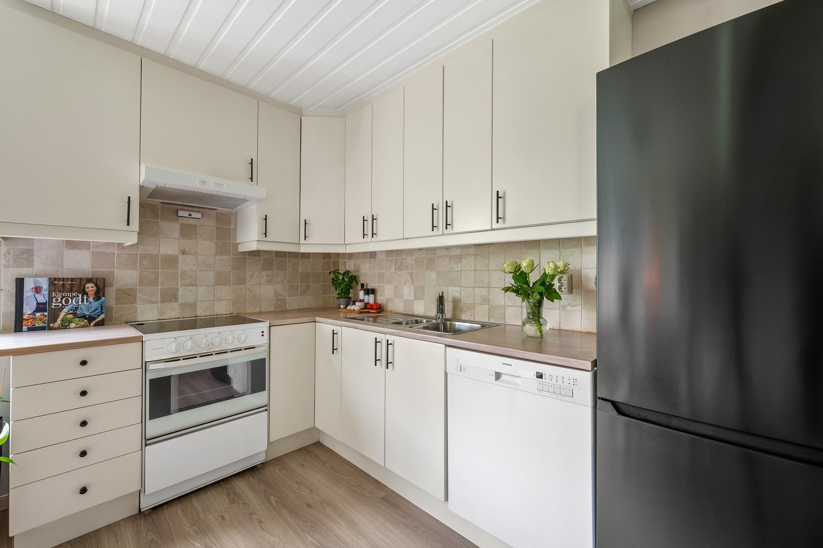 Kjøkkenet byr på rikelig med plass til matlaging og forberedelser. Galleribilde