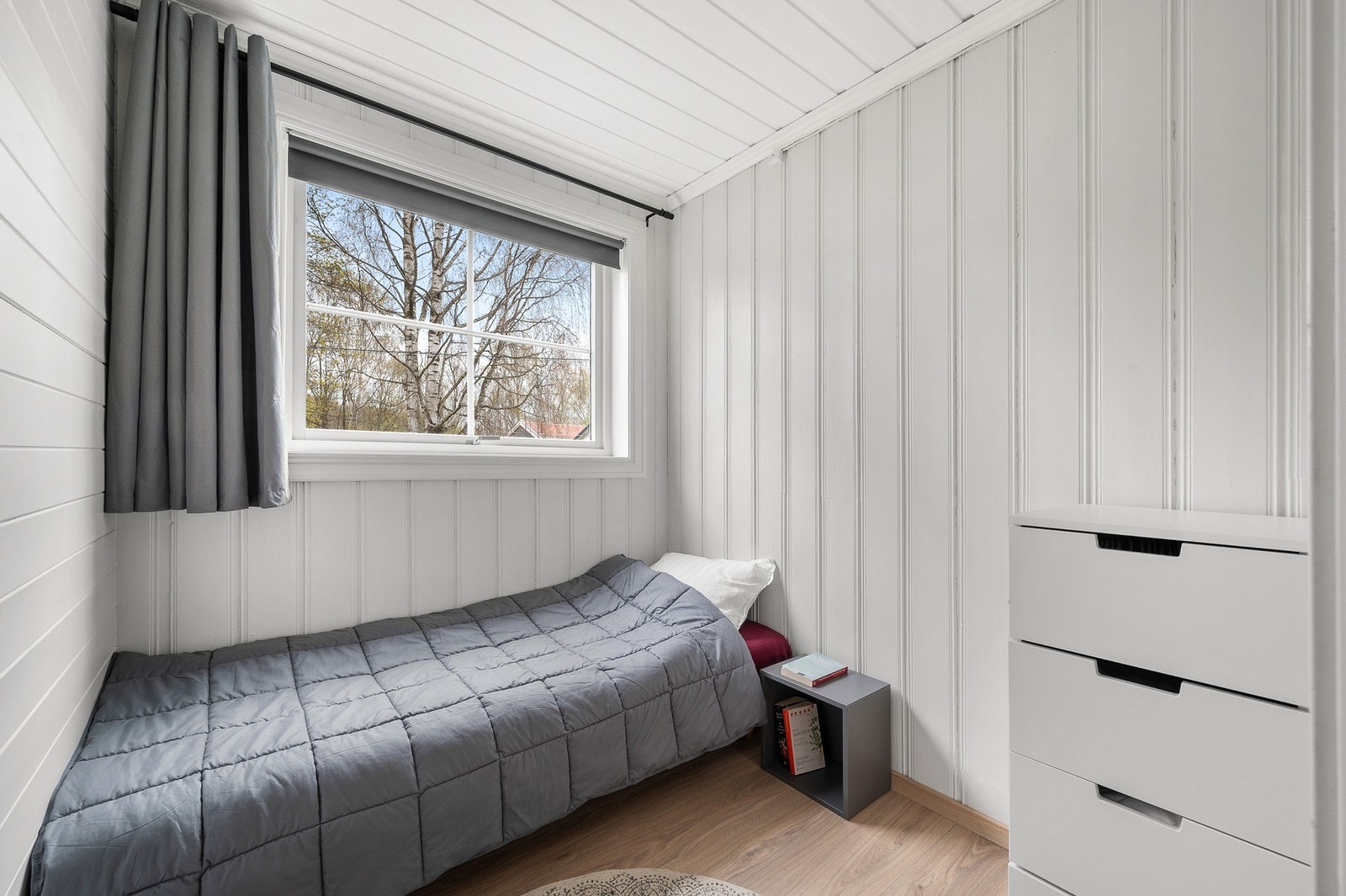 Soverom 2, her er det plass til seng og kontorpult. Galleribilde