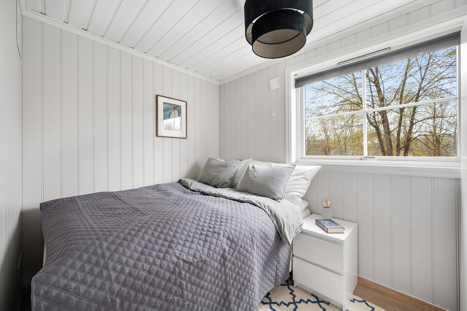 Koselig soverom med plass til dobbeltseng og oppbevaring. Galleribilde