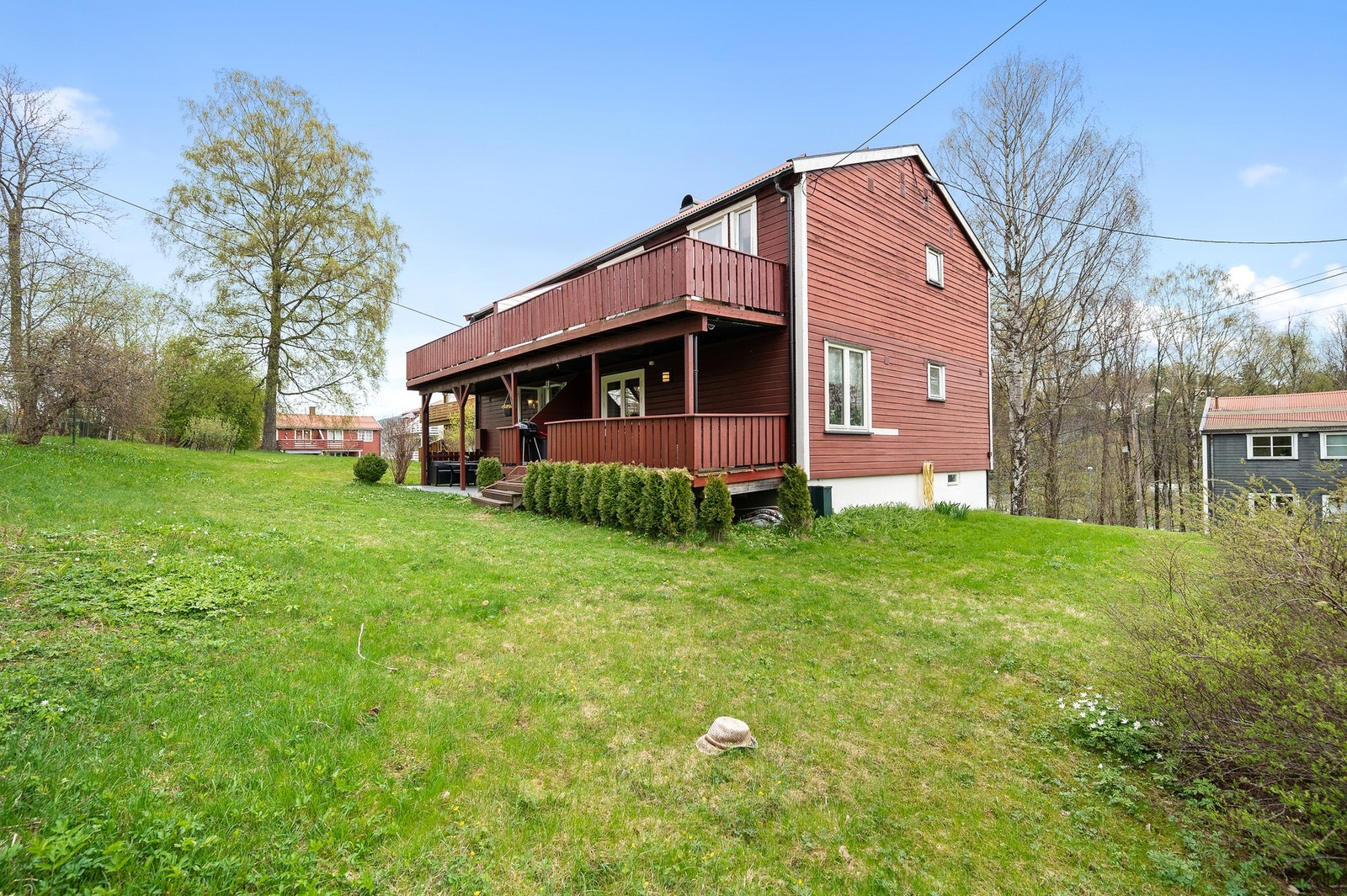 Borettslaget har et velholdt felles tomteareal med asfalterte internveier, sykkelstativer, sittebenker, grønne plenområder og variert beplantning, som sammen skaper et trivelig og funksjonelt uteområde. Galleribilde