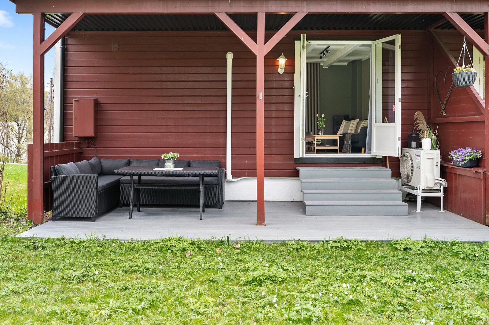 Det er god plass på plattingen for å sette opp ønsket utemøblering. Galleribilde