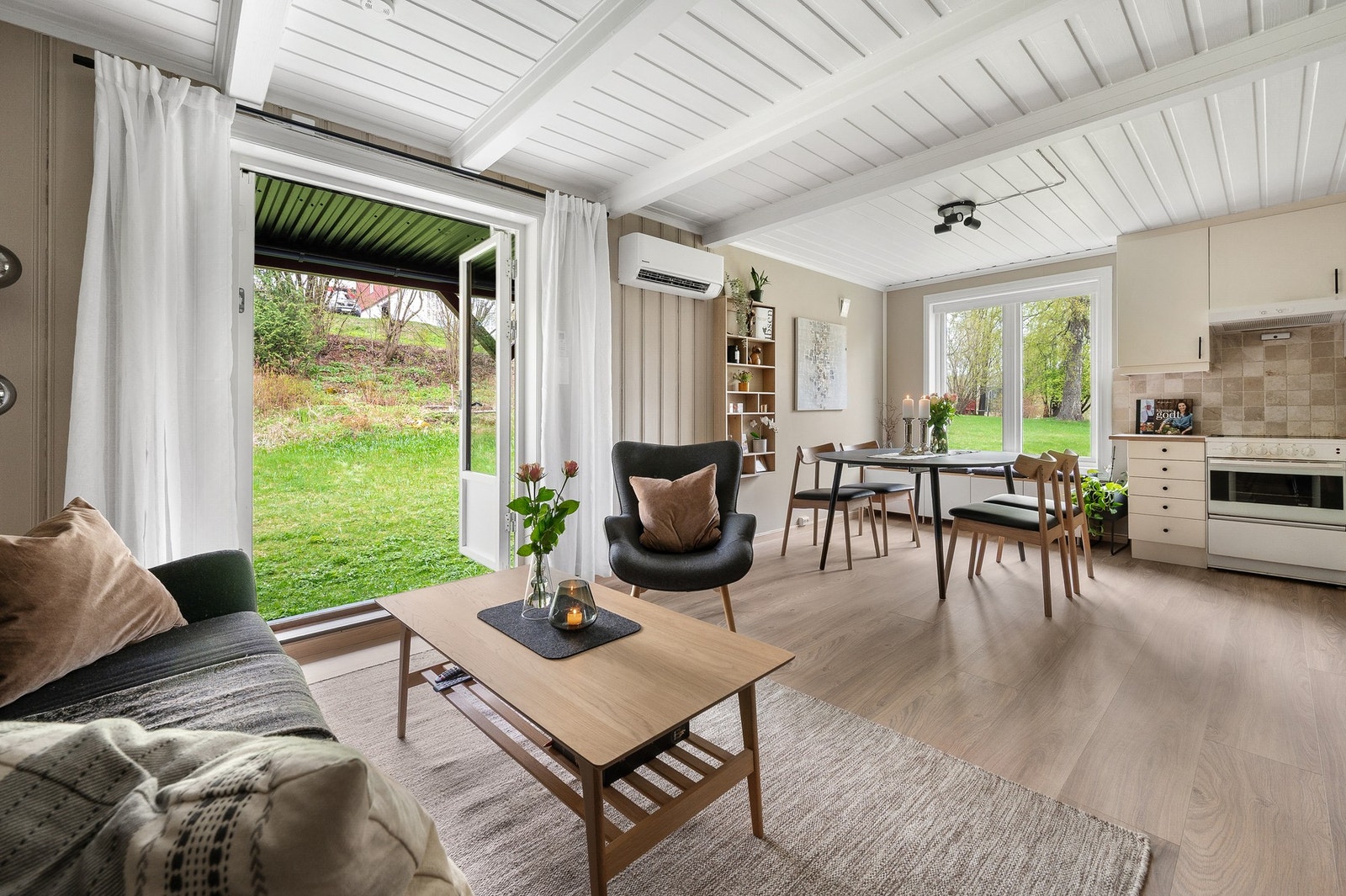 Stua er malt i modern beig farge. Galleribilde