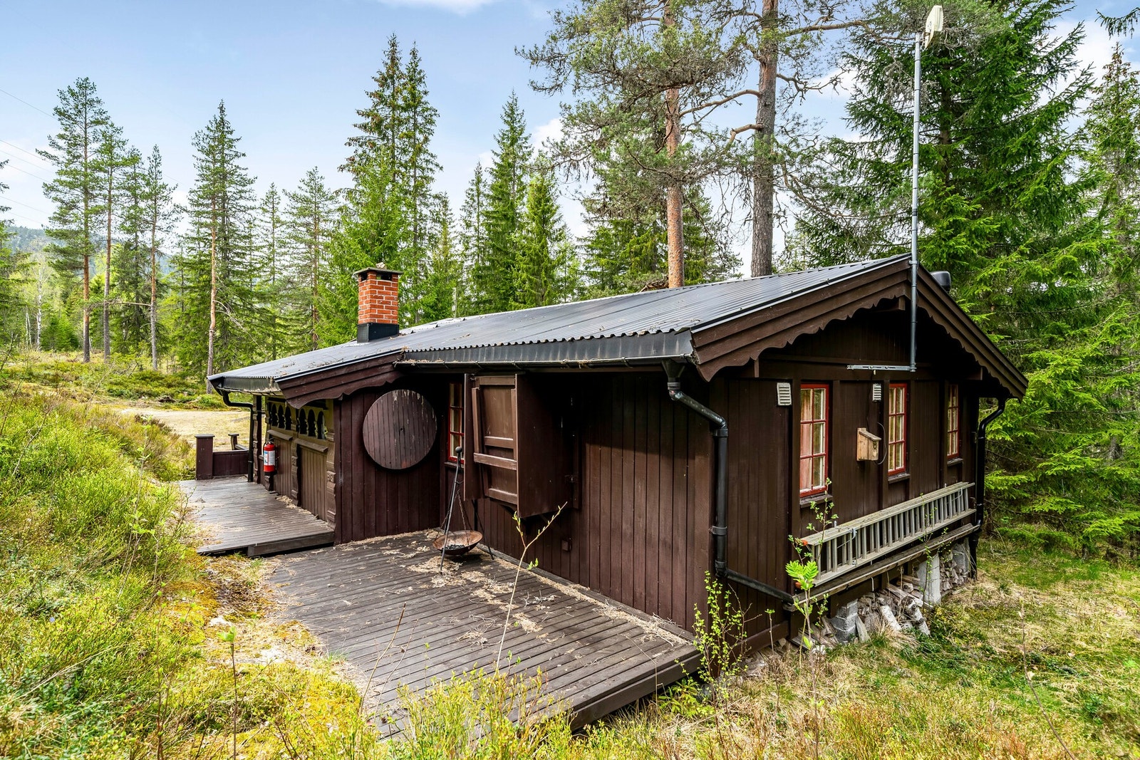 Praktisk løsning på bord, som kan slåes ned ved behov. Her kan sola nytes helt uforstyrret! Galleribilde