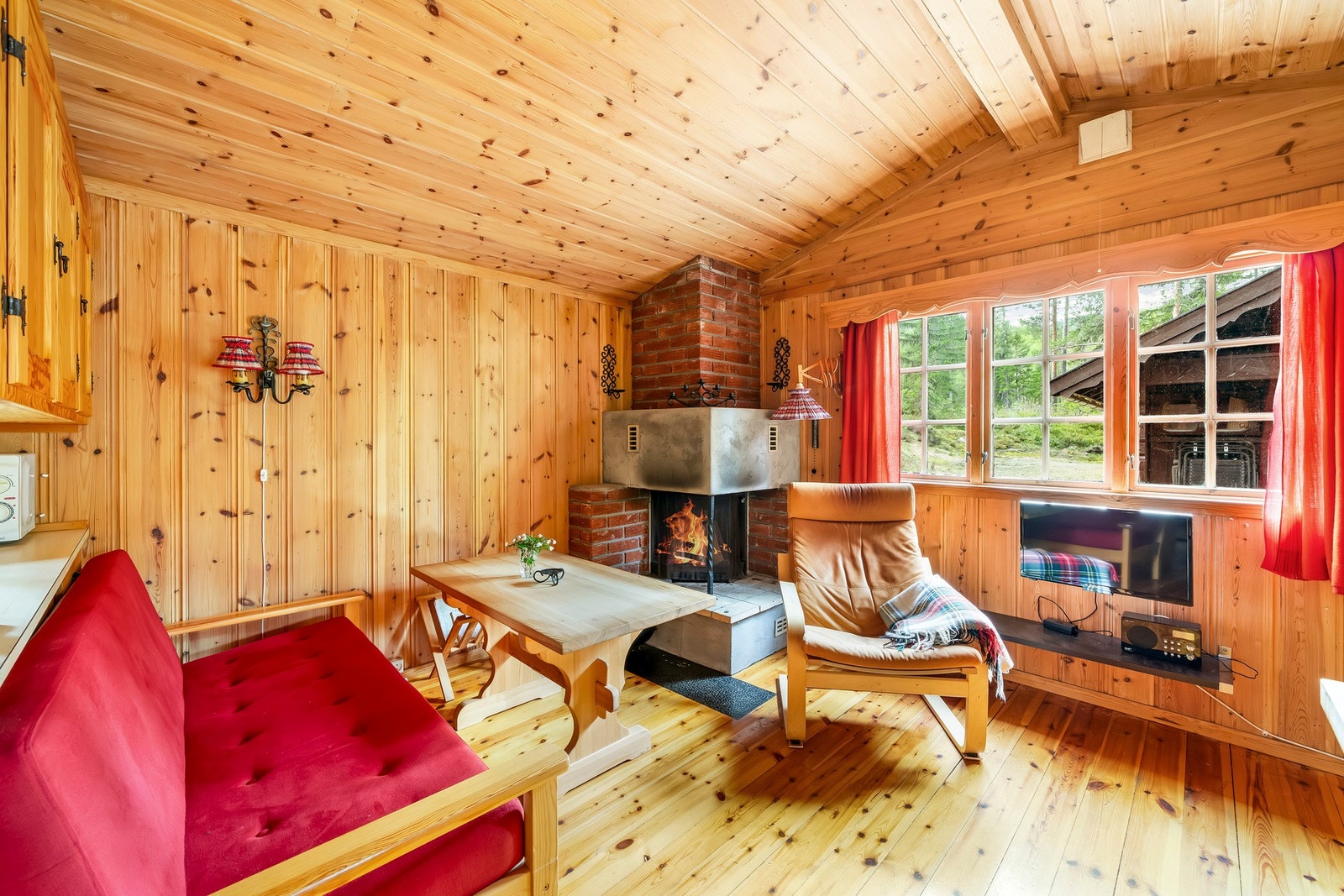 Stua er ett hyggelig samlingspunkt, med fyr i peisen på kalde dager. Galleribilde