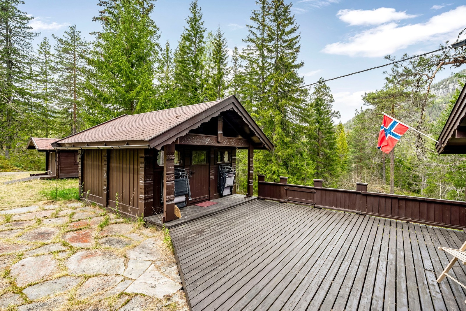 Stor platting som knytter hytte og anneks fint sammen. Galleribilde