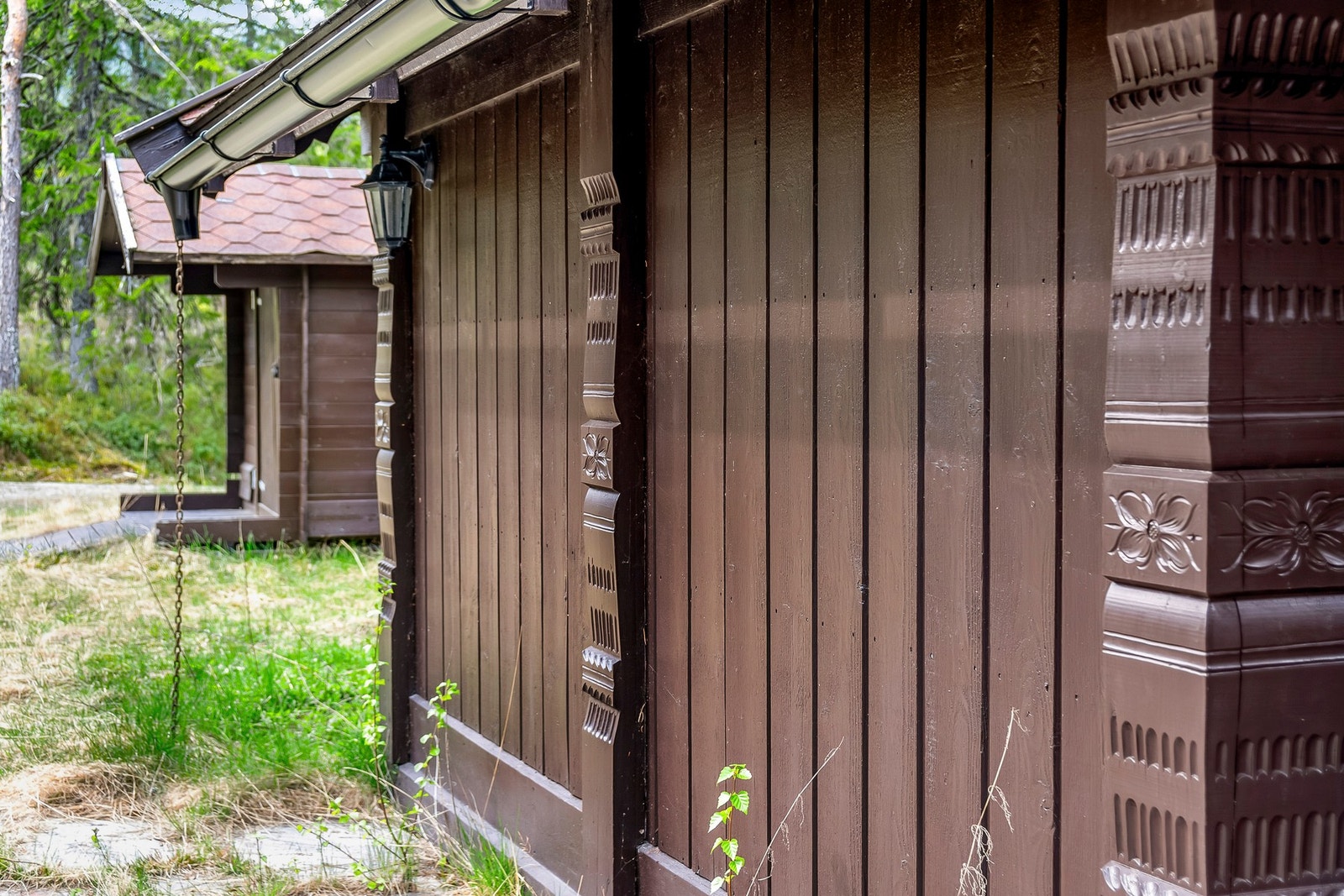 Fine utskjæringer som setter ett fint preg på hytta. Galleribilde