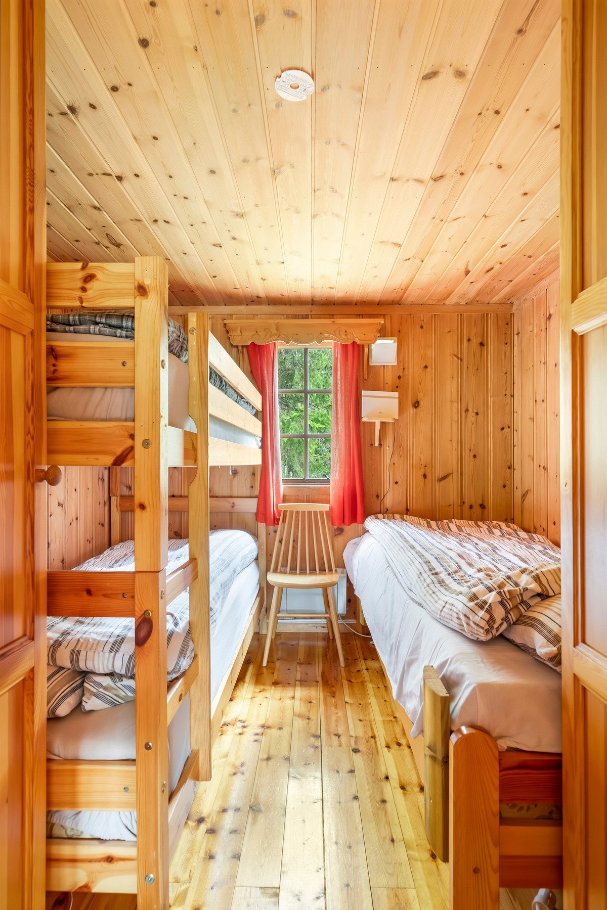 Soverom 2. Her er køyeseng og enkeltseng. Galleribilde