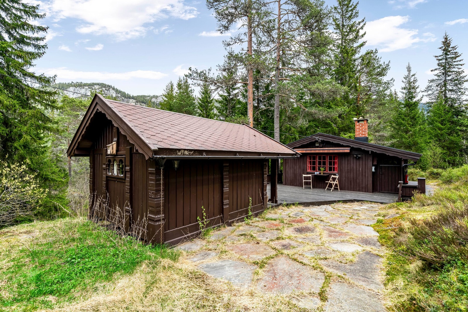 Steinheller fra parkeringsplass og bort til platting. Galleribilde