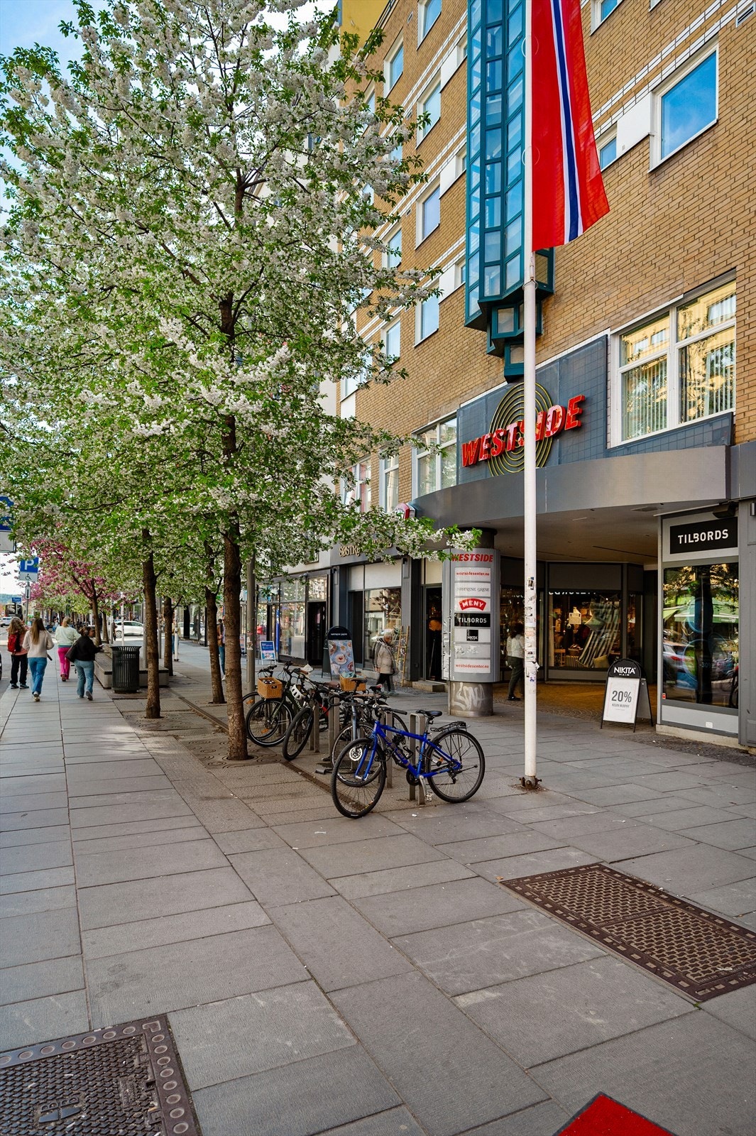 Adkomst fra Bogstadveien, med butikker rett utenfor døren. Galleribilde