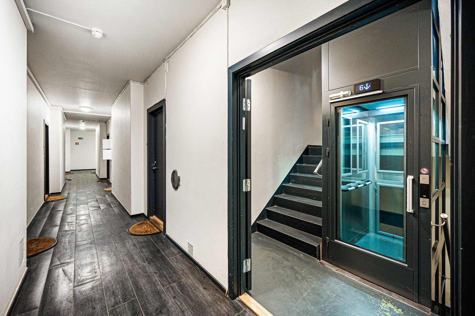 Leiligheten ligger i byggets 6. etasje og har adkomst via heis Galleribilde