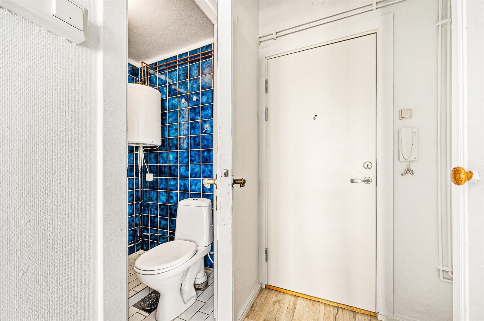 Badet har adkomst fra entréen. Galleribilde