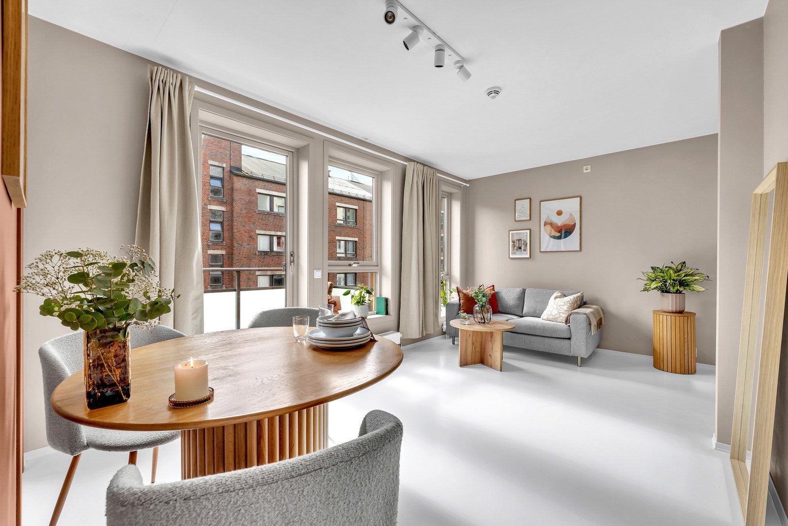 Leiligheten har gjennomgående store vindusflater som gir rikelig med lysinnslipp. Galleribilde