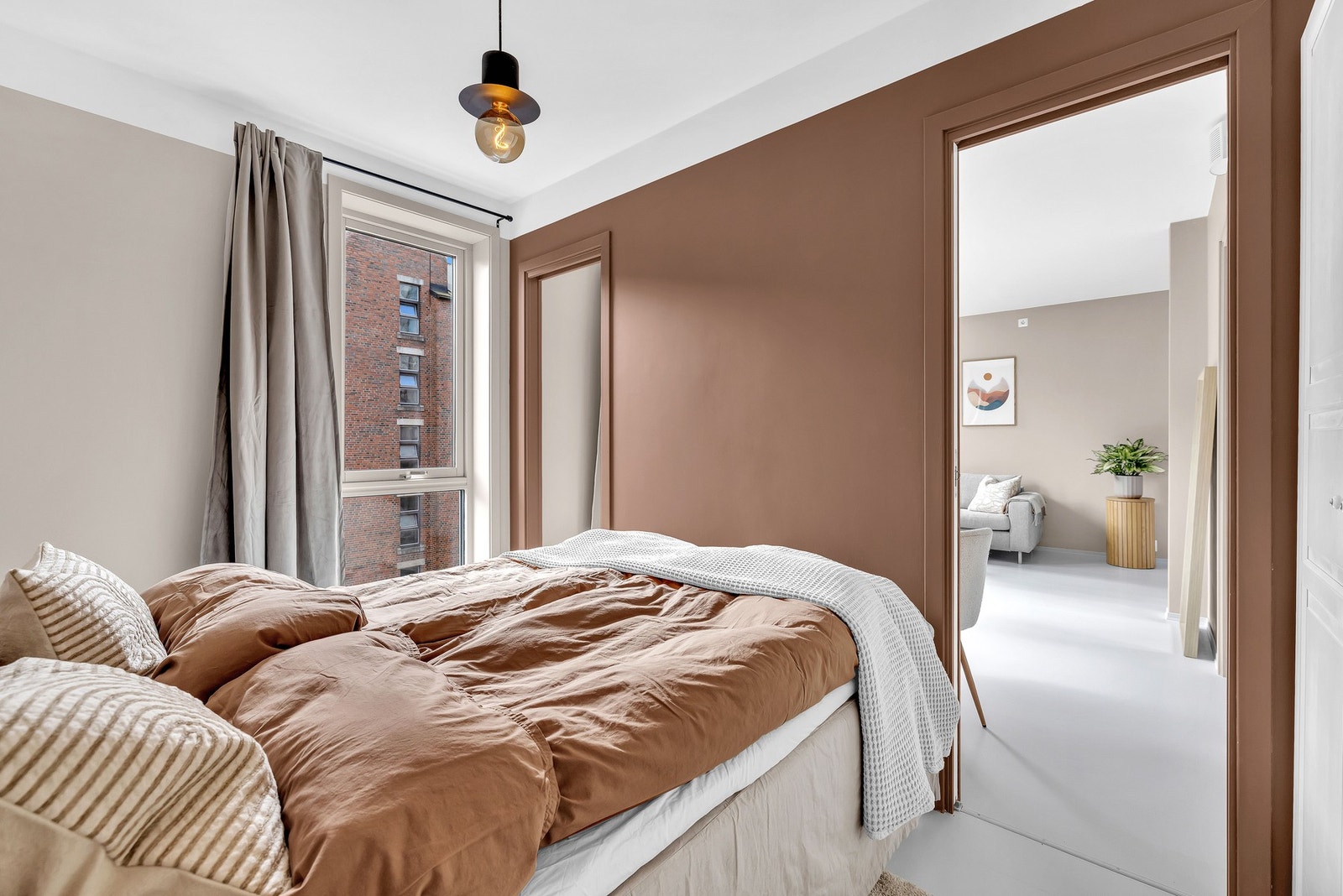 Soverommet er malt i beige med en samme kontrastfarge som i stuen. Galleribilde