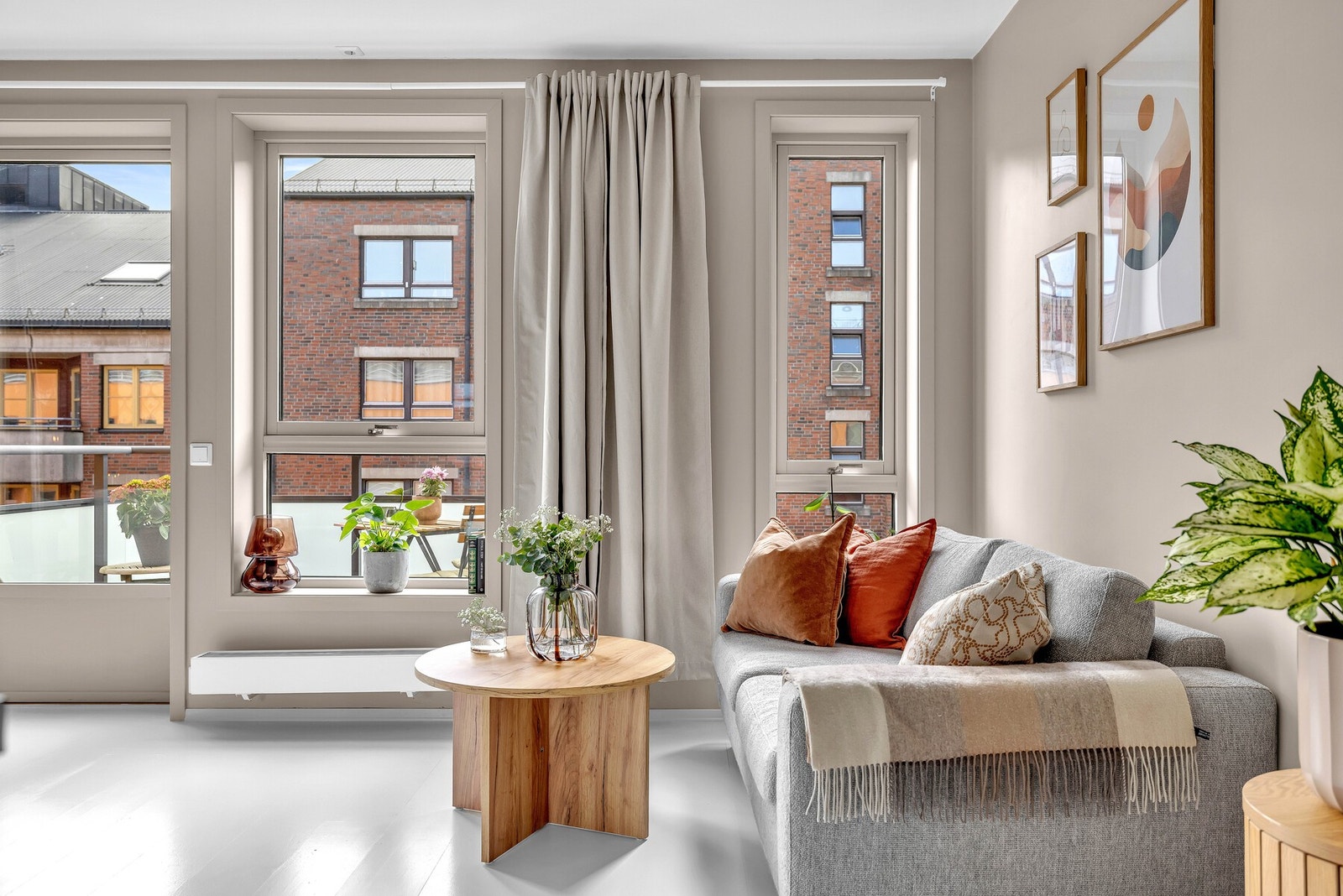 Leiligheten varmes opp med fjernvarme (radiatorer) som er inkludert i felleskostnadene. Galleribilde